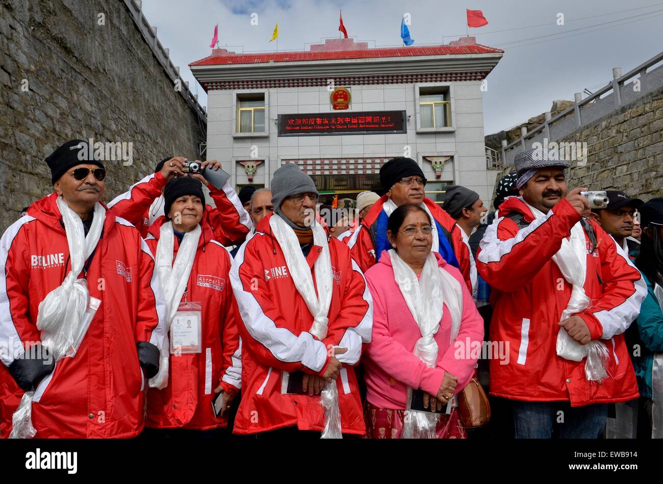 Yadong, Chine. 22 Juin, 2015. Les ressortissants indiens entrez dans la région autonome du Tibet, au sud-ouest de la Chine, via Col Nathu La le 22 juin 2015. Chine le lundi a ouvert une nouvelle route le long du col Nathu La Himalaya pour les pèlerins de l'Inde voyager au Tibet, afin de promouvoir davantage les échanges religieux entre les deux pays. Les ressortissants indiens ont fait le pèlerinage au Tibet chaque année depuis 1981. La Chine a accueilli près de 80 000 pèlerins indiens dans la dernière décennie seulement. © Purbu Zhaxi/Xinhua/Alamy Live News Banque D'Images