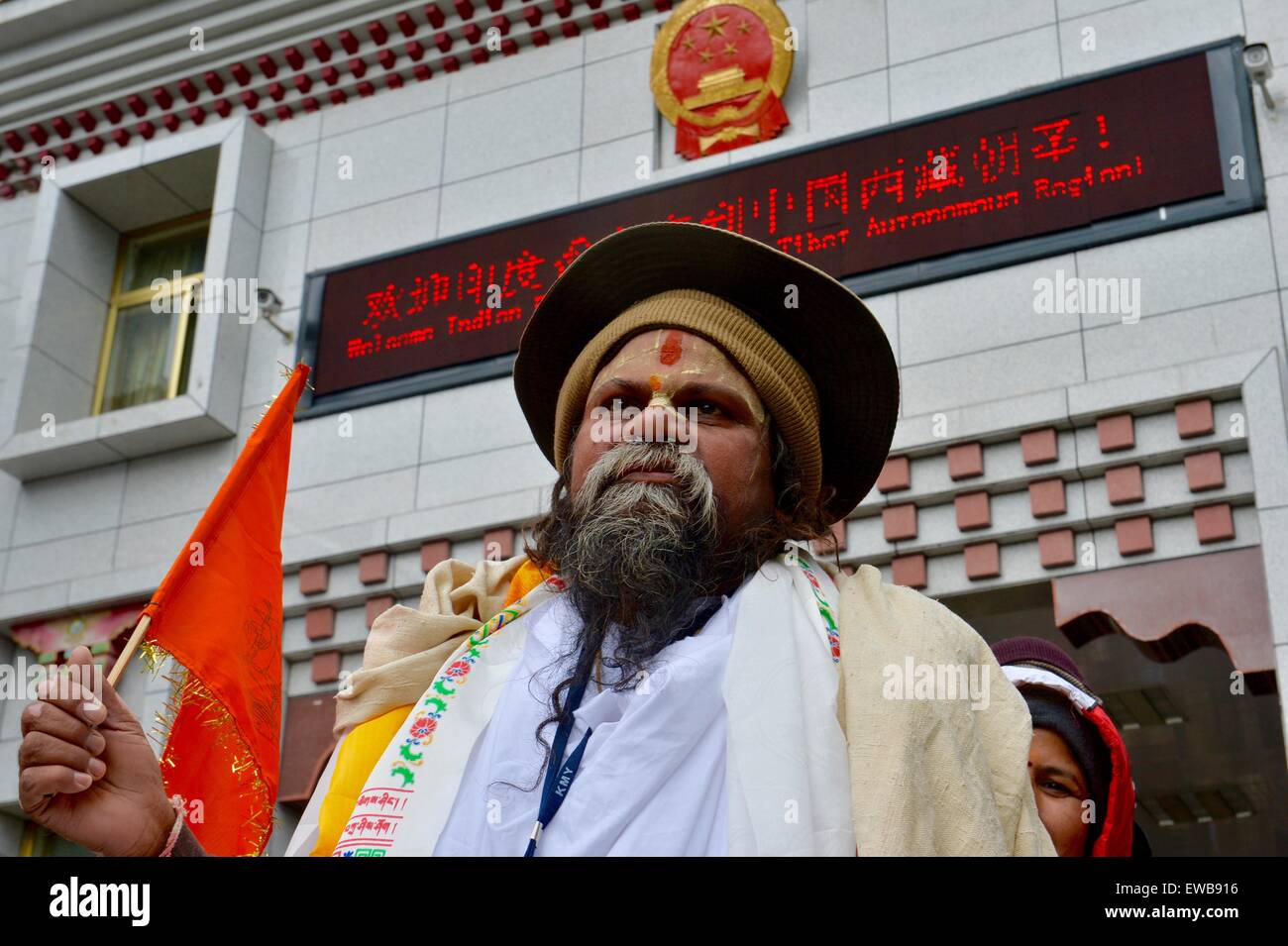 Yadong, Chine. 22 Juin, 2015. Un ressortissant indien des files d'attente pour entrer dans la région autonome du Tibet, au sud-ouest de la Chine, via Col Nathu La le 22 juin 2015. Chine le lundi a ouvert une nouvelle route le long du col Nathu La Himalaya pour les pèlerins de l'Inde voyager au Tibet, afin de promouvoir davantage les échanges religieux entre les deux pays. Les ressortissants indiens ont fait le pèlerinage au Tibet chaque année depuis 1981. La Chine a accueilli près de 80 000 pèlerins indiens dans la dernière décennie seulement. © Purbu Zhaxi/Xinhua/Alamy Live News Banque D'Images