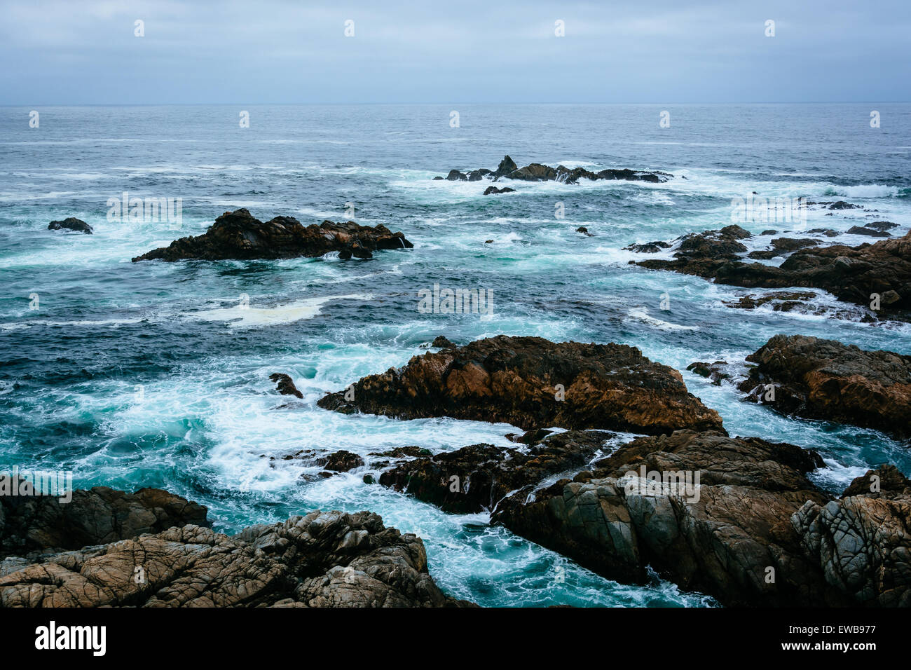 Les vagues et les rochers dans l'océan Pacifique, vu à Garrapata State Park, Californie. Banque D'Images