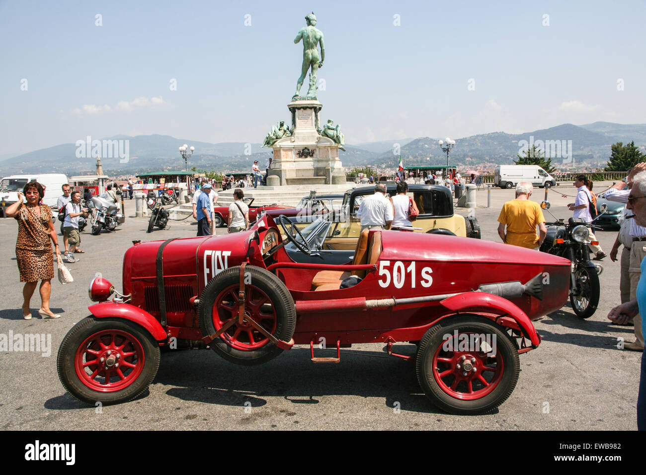 Vintage car, Fiat 501s à vintage voiture / moto rallye sur grande place Piazzale Michelangelo, avec des répliques de statue de David, overl Banque D'Images
