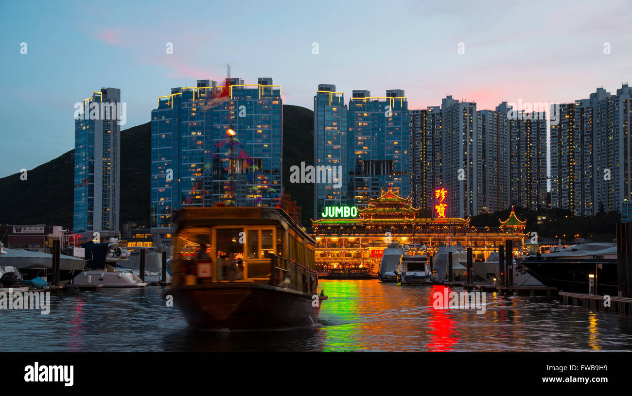 Le restaurant flottant Jumbo. Ce restaurant emblématique et la plus célèbre attraction touristique est sur le point de fermer définitivement, Hong Kong, Chine. Banque D'Images
