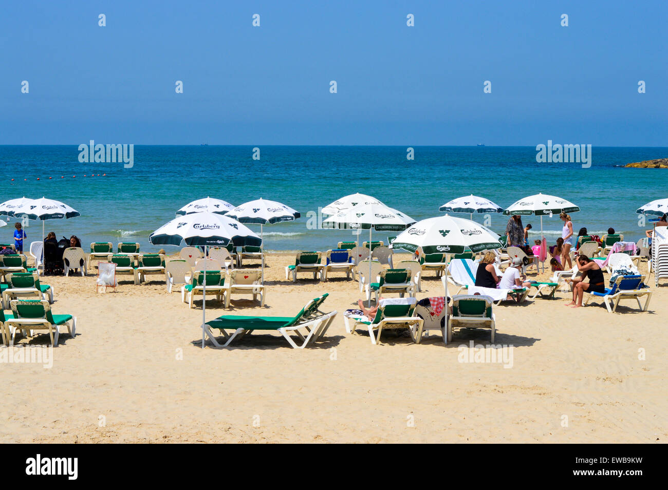Tel Aviv beach avec parasols et chaises longues Banque D'Images