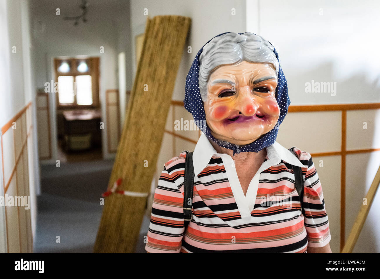 Vieille Femme avec masque Banque D'Images