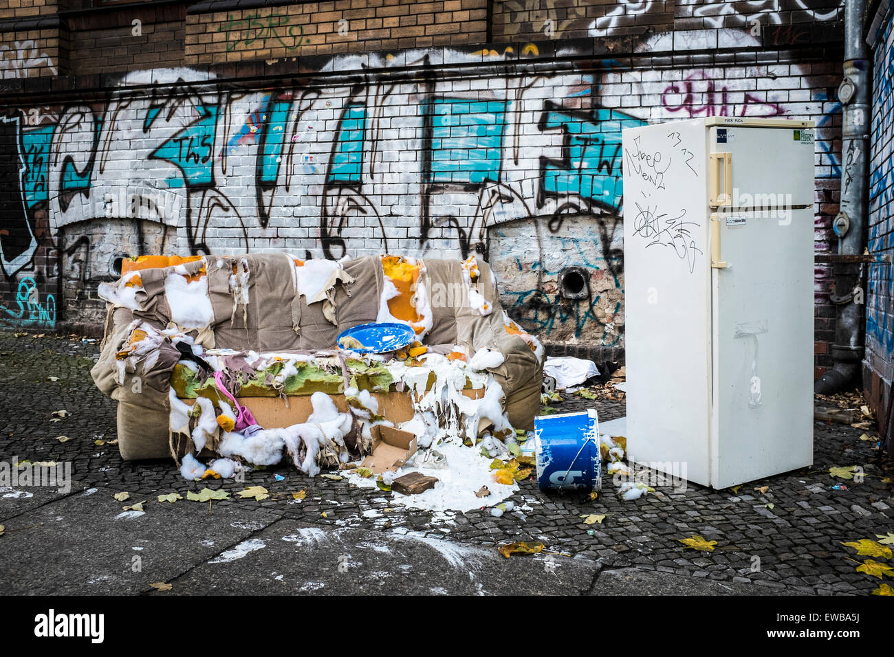 Déchets encombrants sur route Banque D'Images