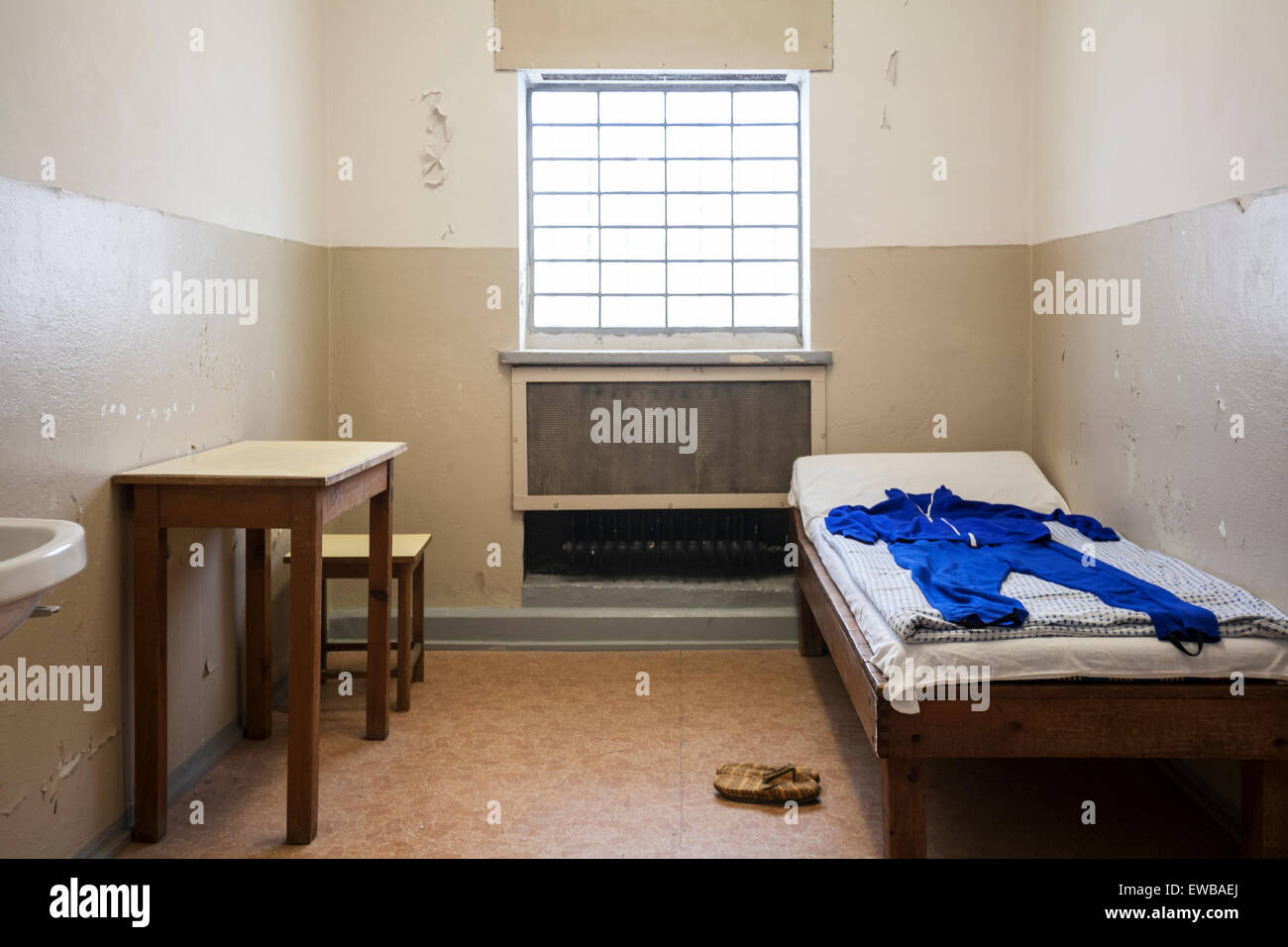 Cellule de prison, l'ex-prison de la Stasi, Hohenschönhausen Memorial, Berlin, Allemagne Banque D'Images