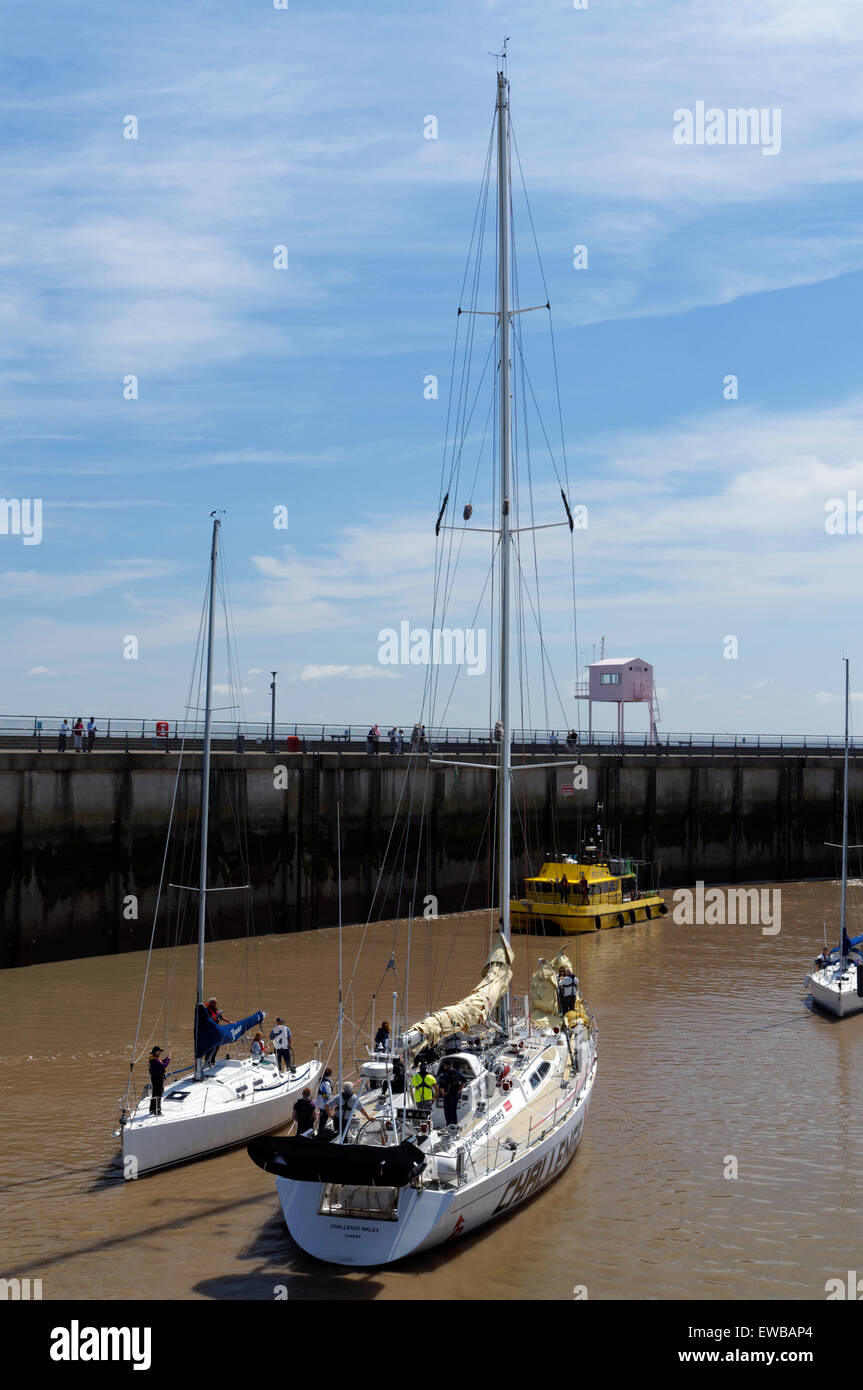 Pays de Galles Défi autour du monde bateau de course de la mer laissant sur la baie de Cardiff, Barrage, Nouvelle-Galles du Sud, Royaume-Uni. Banque D'Images