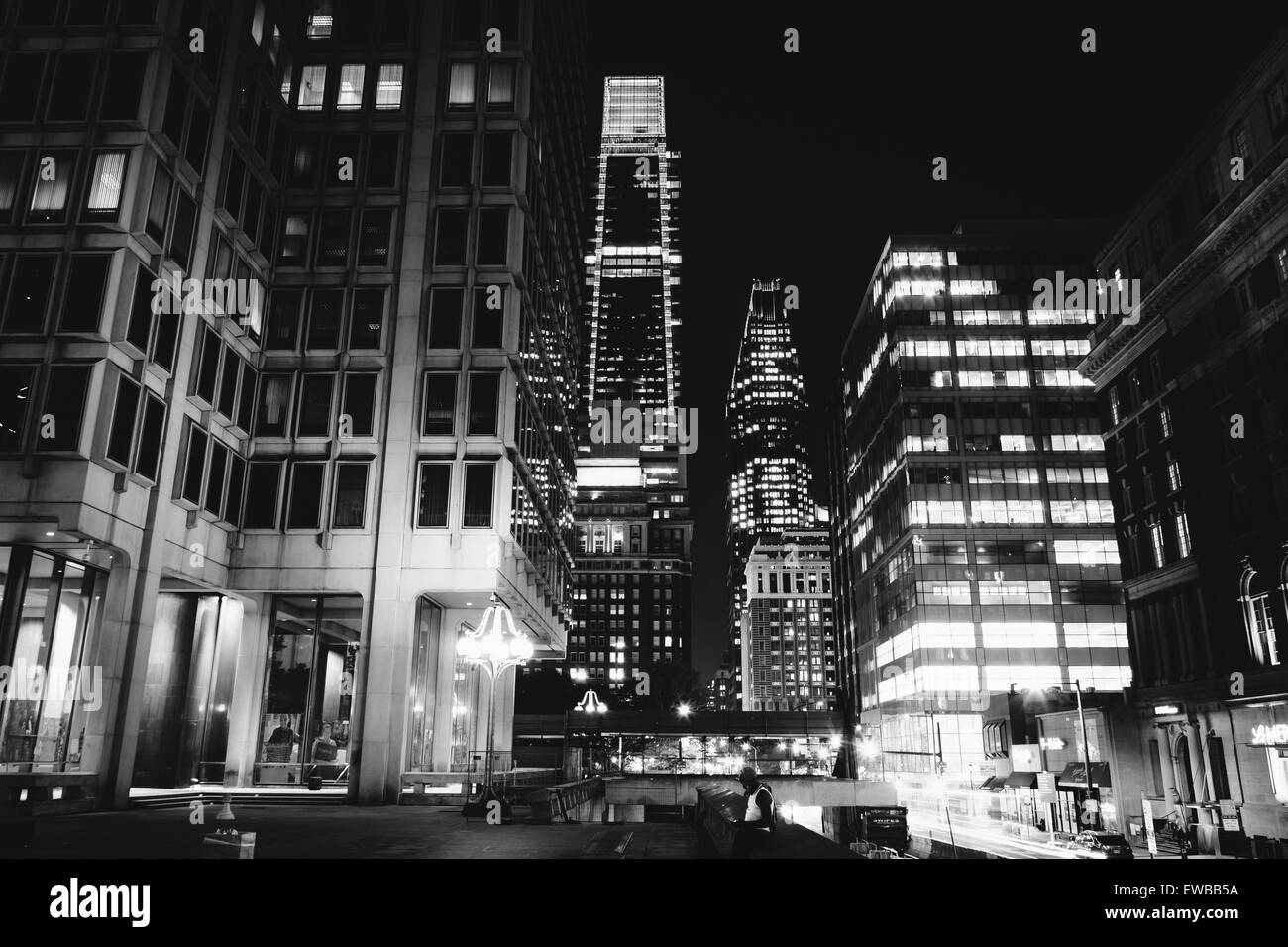 Les bâtiments modernes de nuit, dans le centre ville, Philadelphie, Pennsylvanie. Banque D'Images