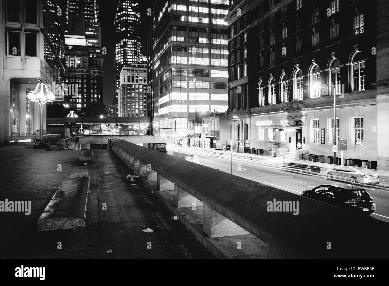 Les bâtiments modernes de nuit, dans le centre ville, Philadelphie, Pennsylvanie. Banque D'Images