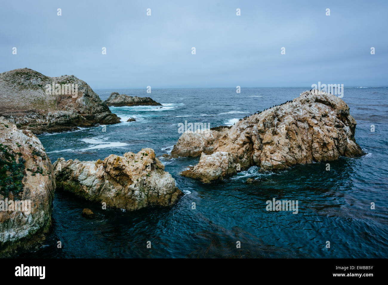 Roches massives dans l'océan Pacifique, à l'état de Point Lobos Parc naturel, en Californie. Banque D'Images