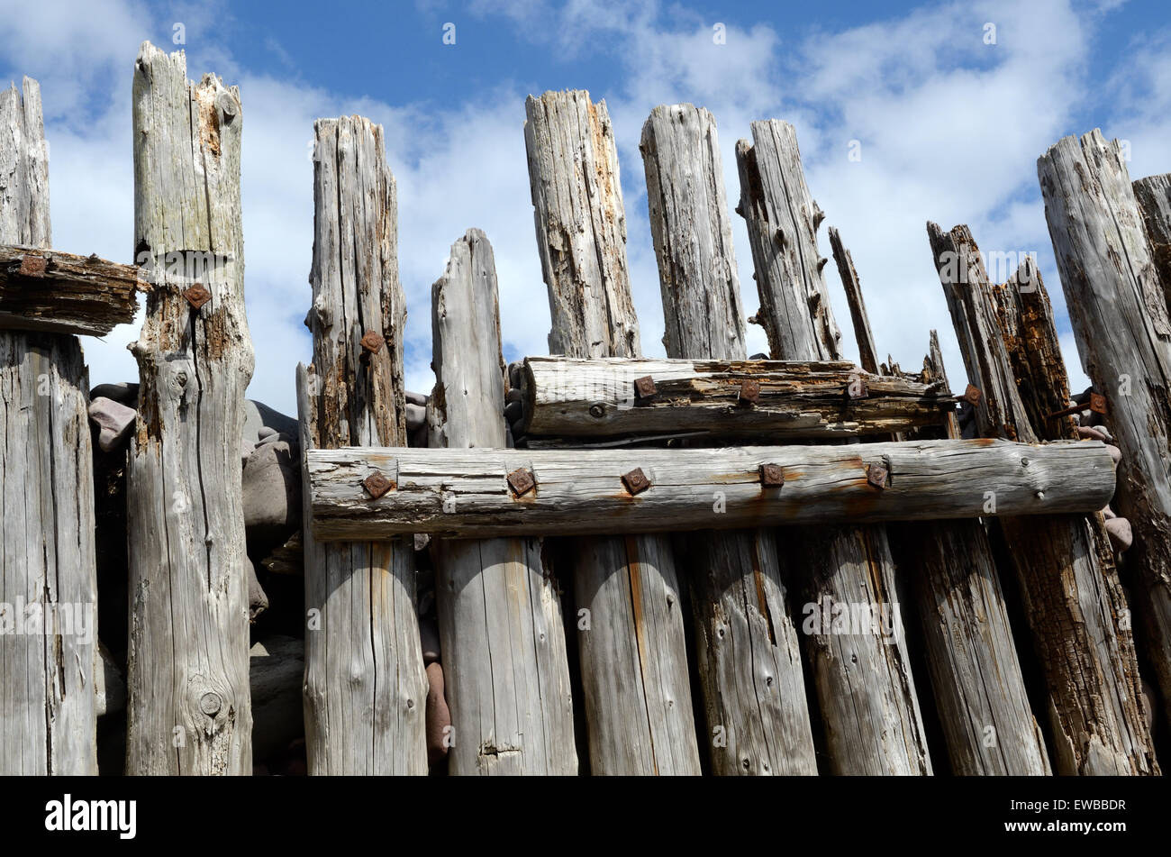 Old weathered bois épis sur Porlock Wier beach Parc National de Somerset en Angleterre Banque D'Images