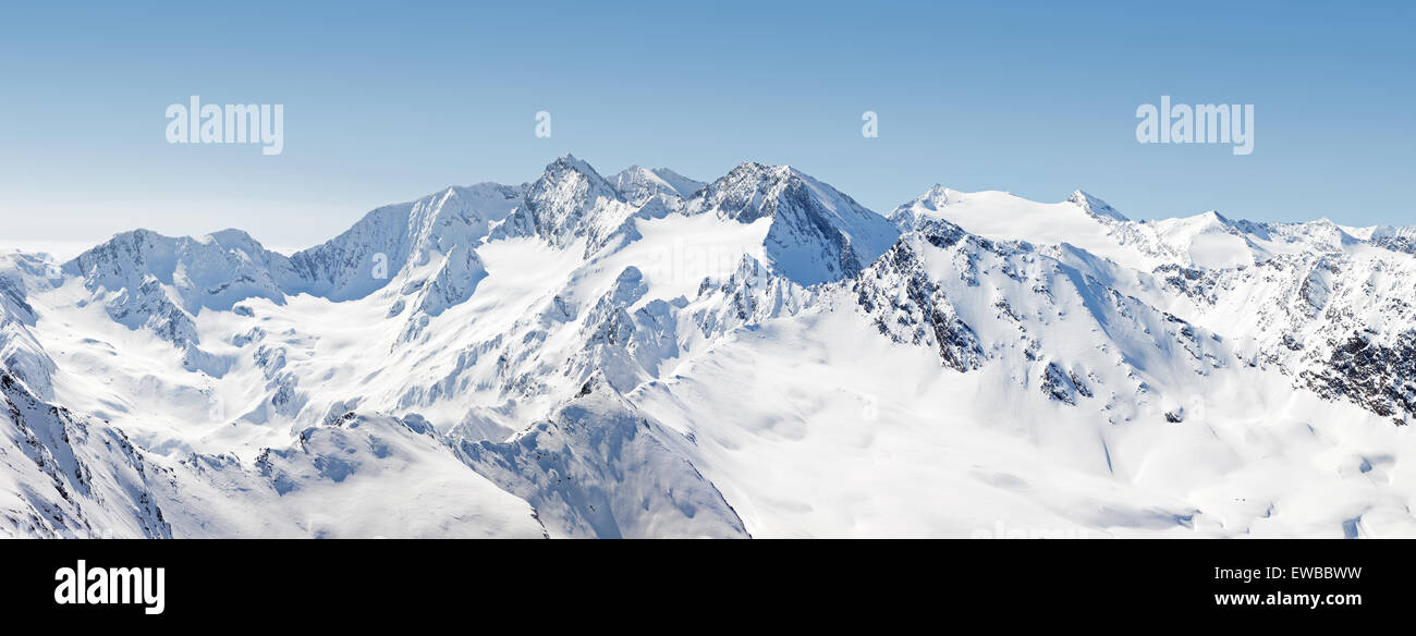 Vue panoramique sur les Alpes autrichiennes d'Hintertux en Autriche Banque D'Images