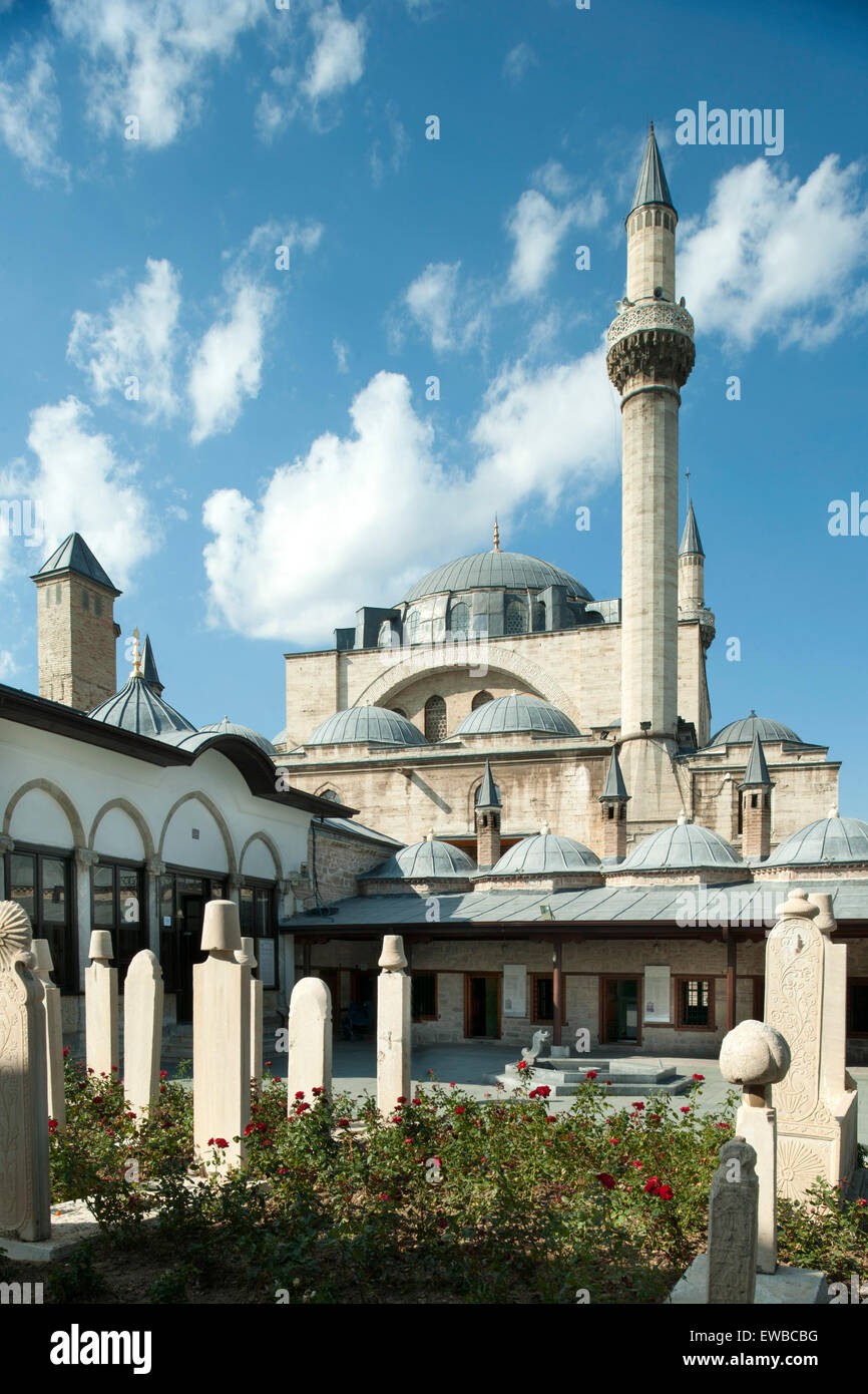 Türkei, Konya, Gräber im Hof des Mevlana-Museum Selimiye-Moschee, im Hintergrund die Banque D'Images
