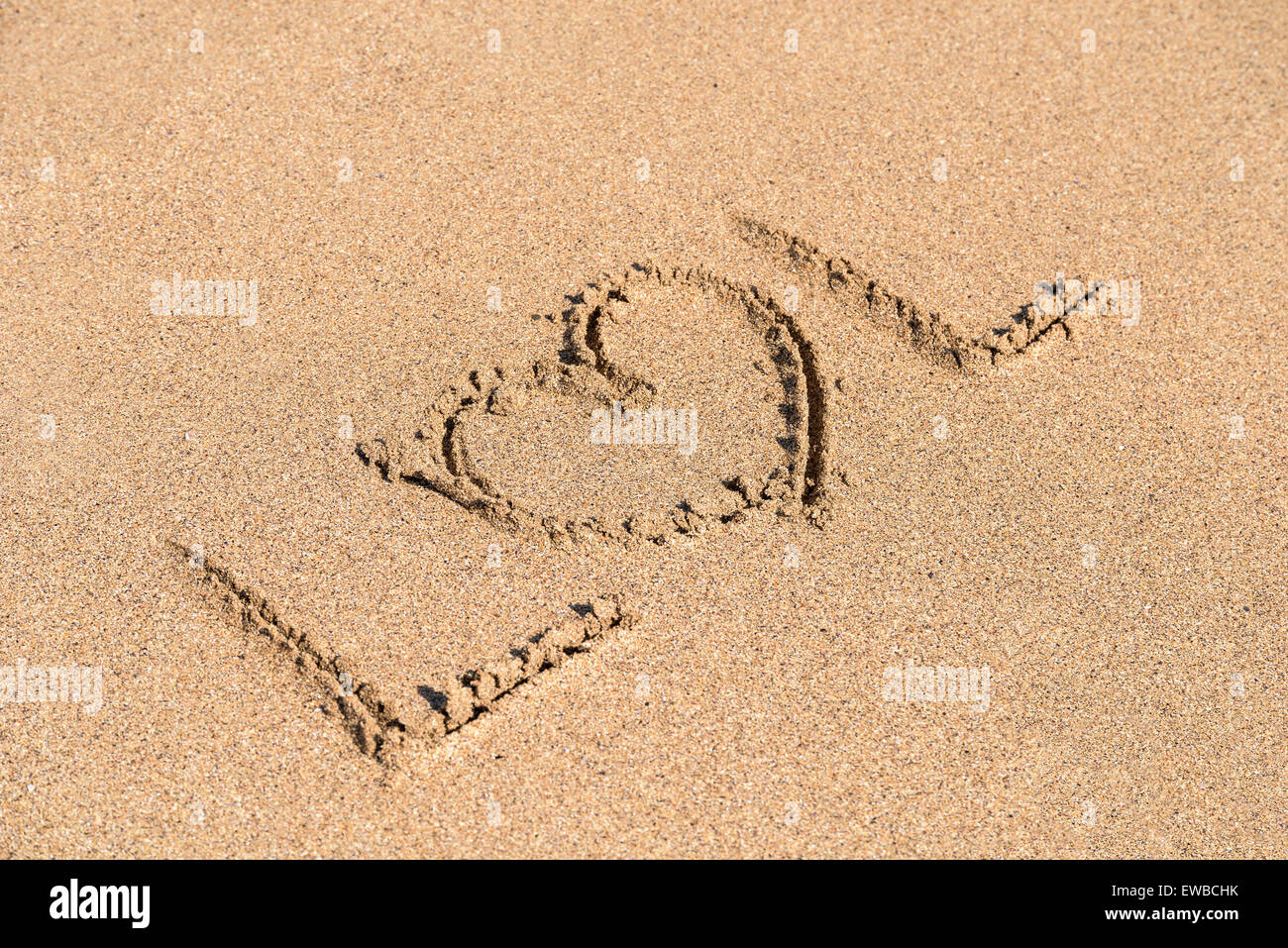 LOL avec coeur signe écrit sur le sable de la plage Banque D'Images