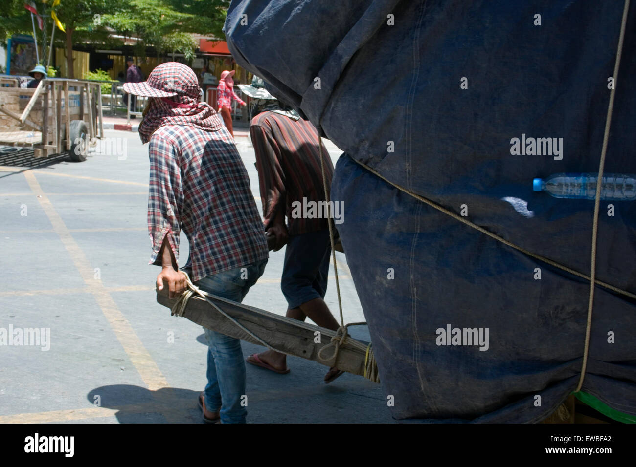 Panier mâles sont extracteurs traversant le Cambodge - Thaïlande contrôle international dans Sa Kaeo Province, la Thaïlande. Banque D'Images