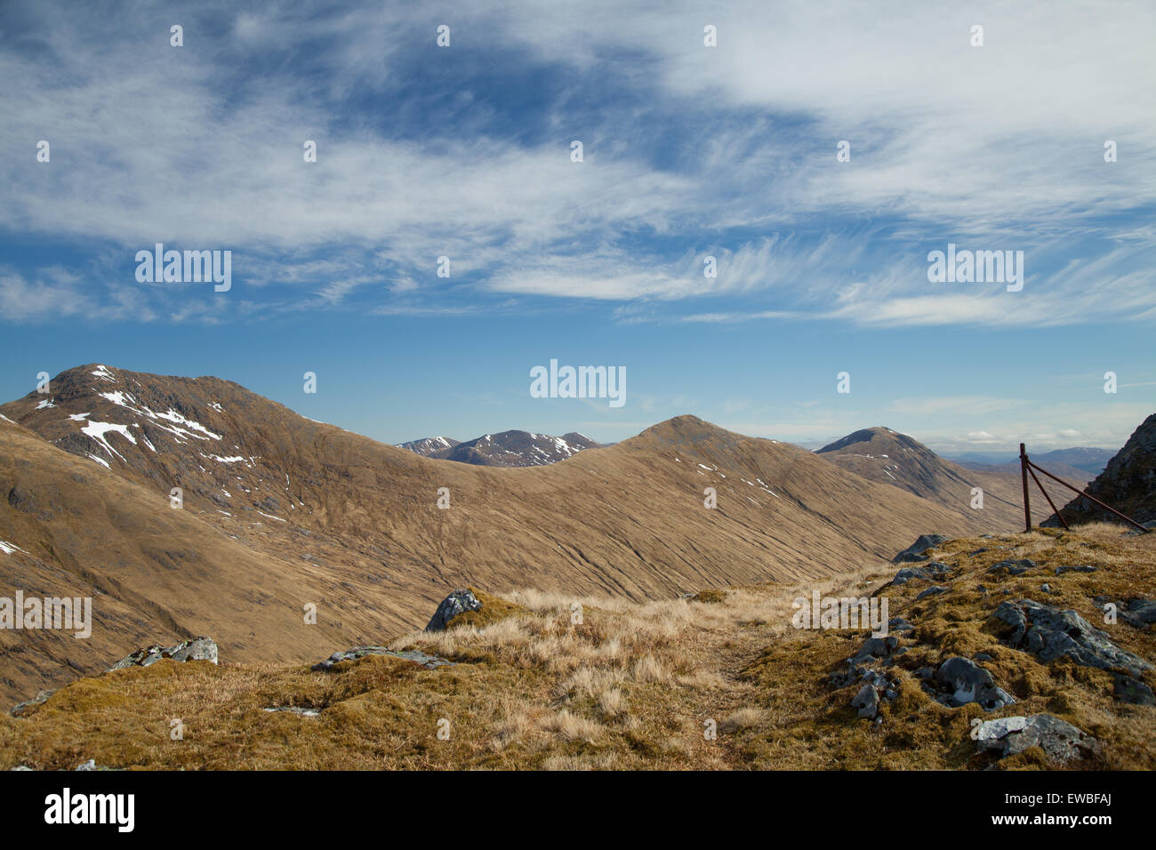 Sur la crête de la Corbett Sgurr na cos-Breachd laoigh en regardant vers l'Munro Sgurr Mor et Corbett et Sgurr une Fhuarain Banque D'Images