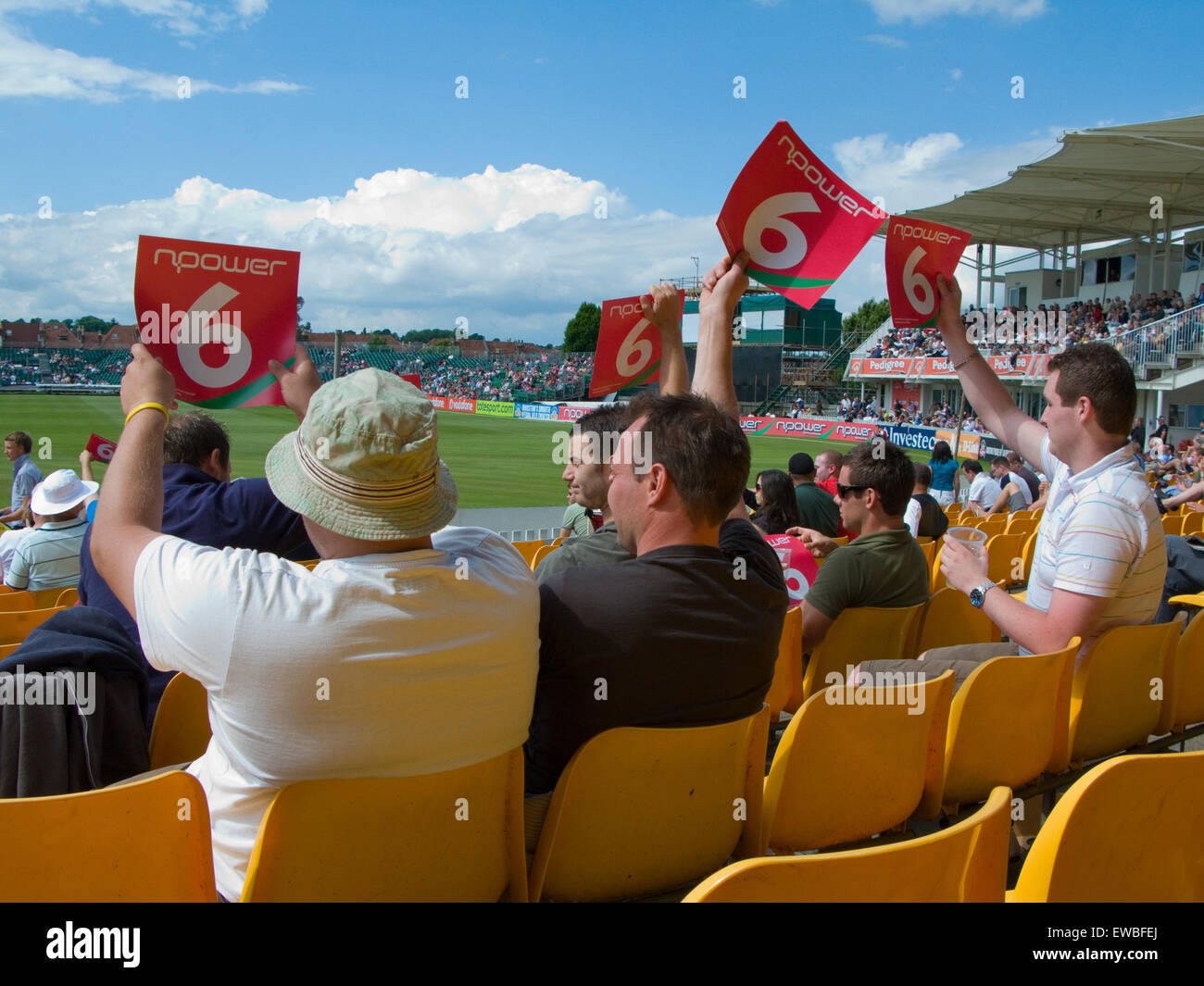 Fans de Cricket match à vingt vingt six essais de signalisation Banque D'Images