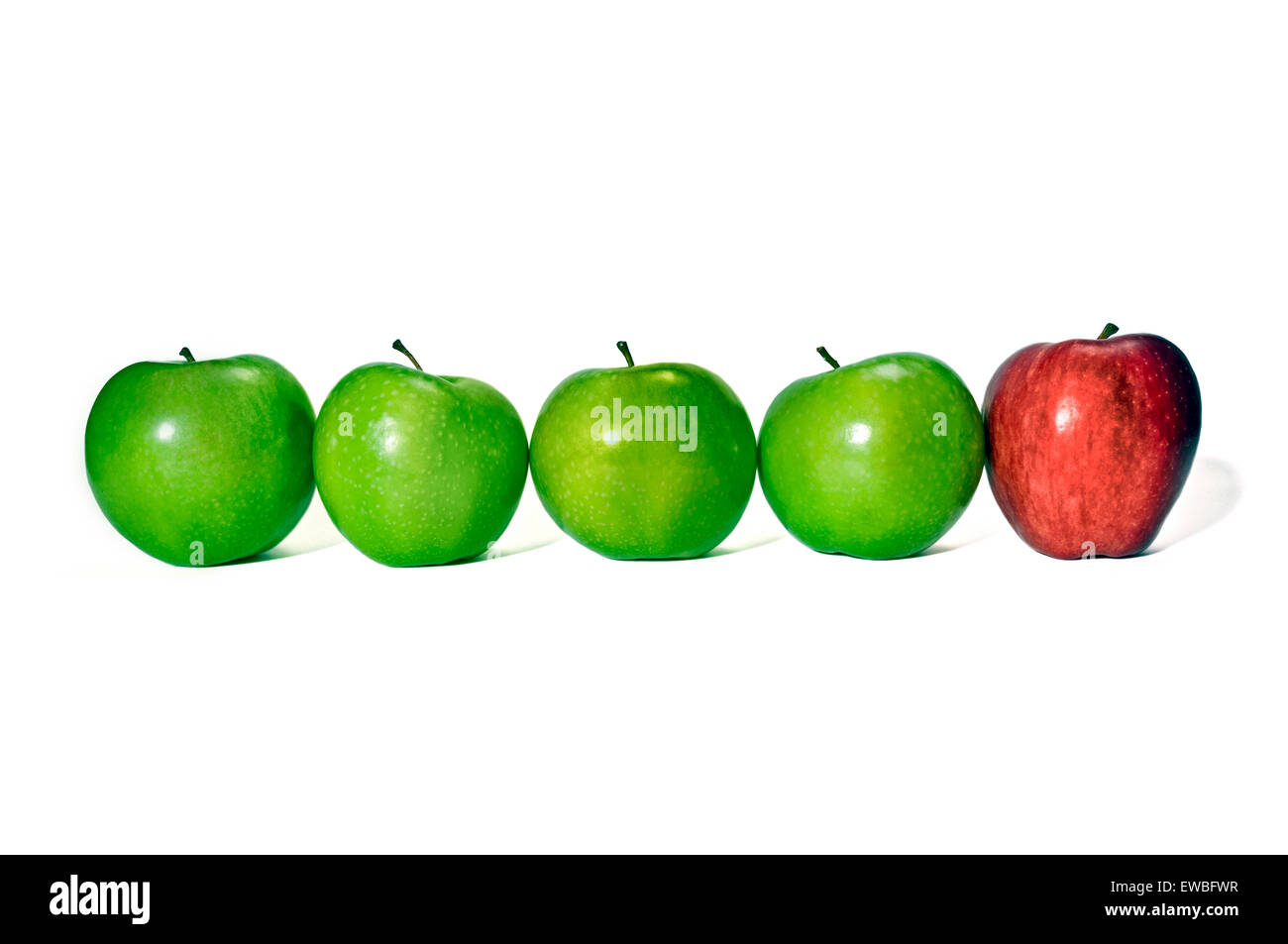 Odd One Out. Rangée de pomme verte à la pomme sur le concept de fin de l'être différent ou de vie différent Banque D'Images
