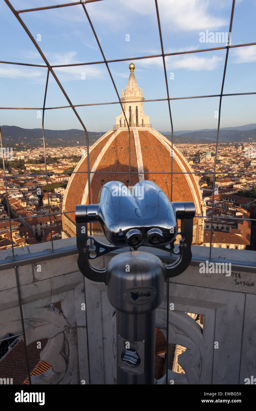 Point d'observation du télescope sur le toit de l'horizon et le Duomo, Florence, Italie. Banque D'Images