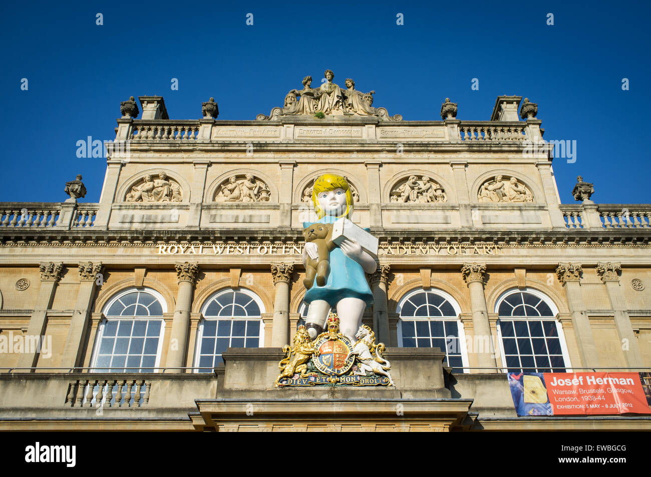 Damien Hirst en "société" à l'extérieur de la sculpture RWA à Bristol Banque D'Images