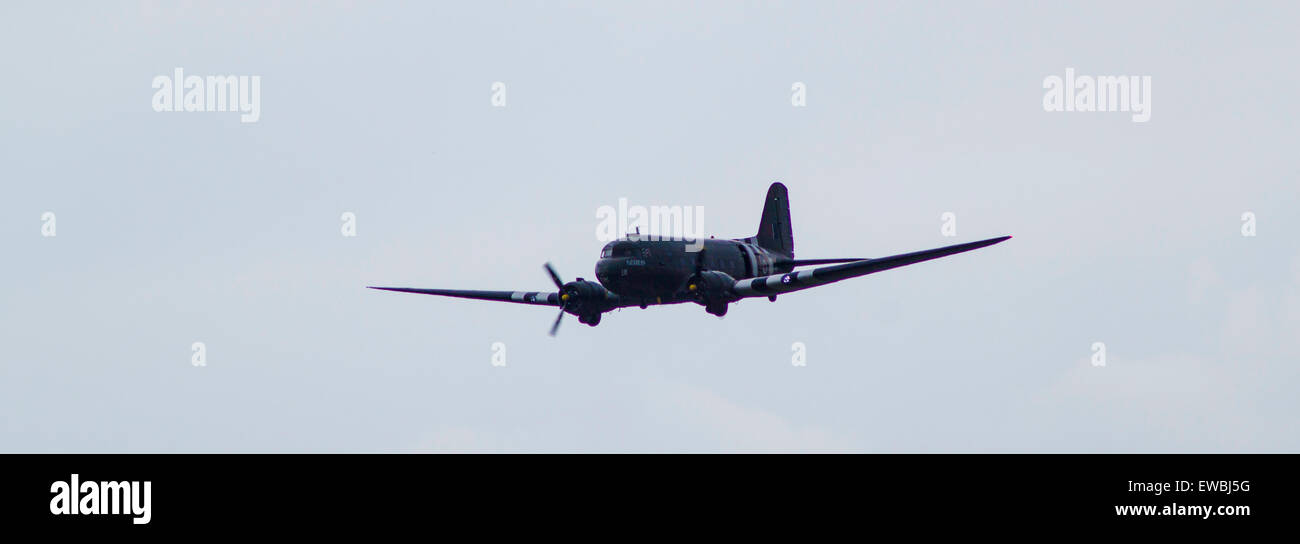 Le Douglas C-47 Dakota à Cosford RAF Airshow survole avec équipage qui agitait à foule. Banque D'Images