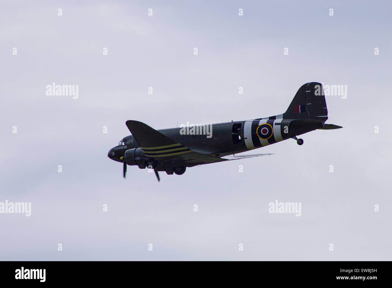 Le Douglas C-47 Dakota à Cosford RAF Airshow survole avec équipage qui agitait à foule. Banque D'Images