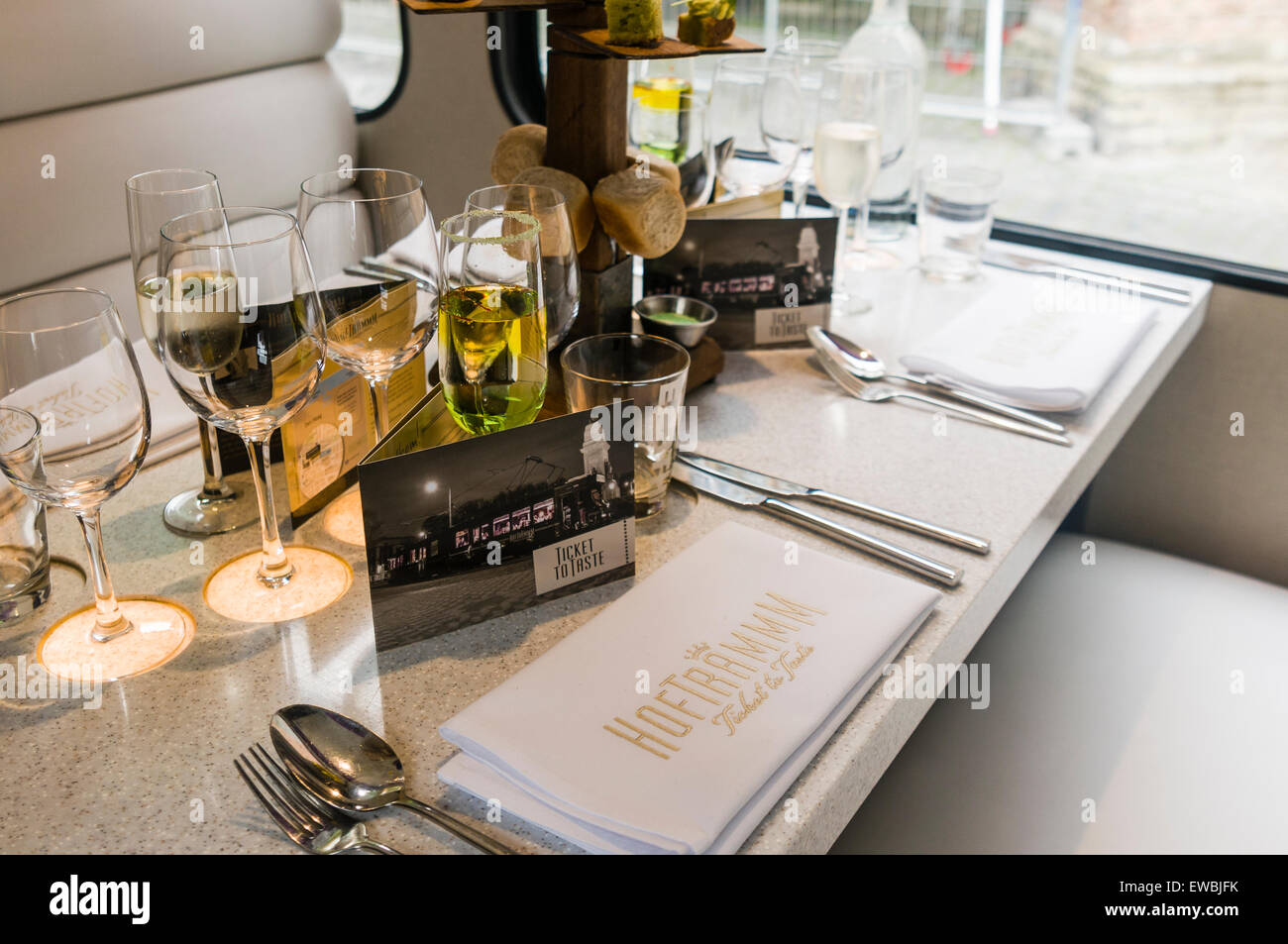 Set de table en préparation pour les clients sur le Hoftrammm restaurant tram, Den Haag, Pays-Bas. Banque D'Images