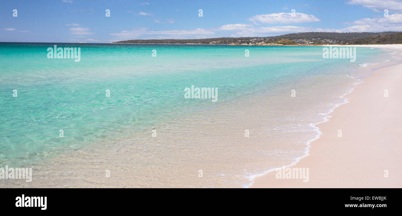 Beau sable propre et l'eau le long d'une plage éloignée dans la baie de forêt sur la côte est de la Tasmanie. Banque D'Images