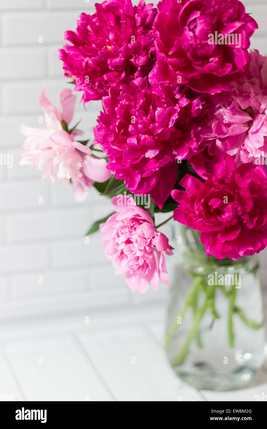 Bouquet de pivoines rose dans un vase Banque D'Images