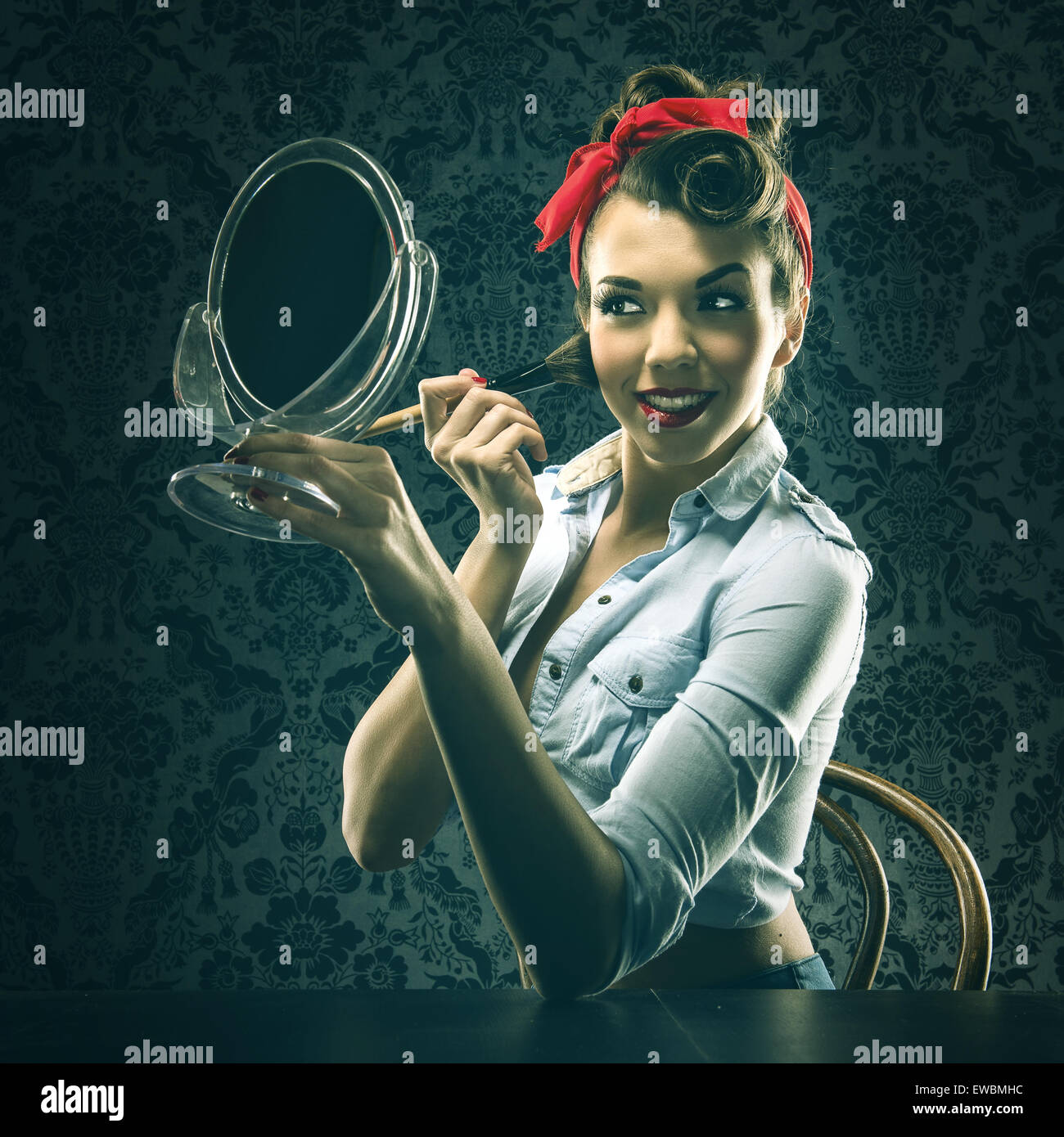 Vintage femme tenant un miroir et brosse de maquillage Banque D'Images