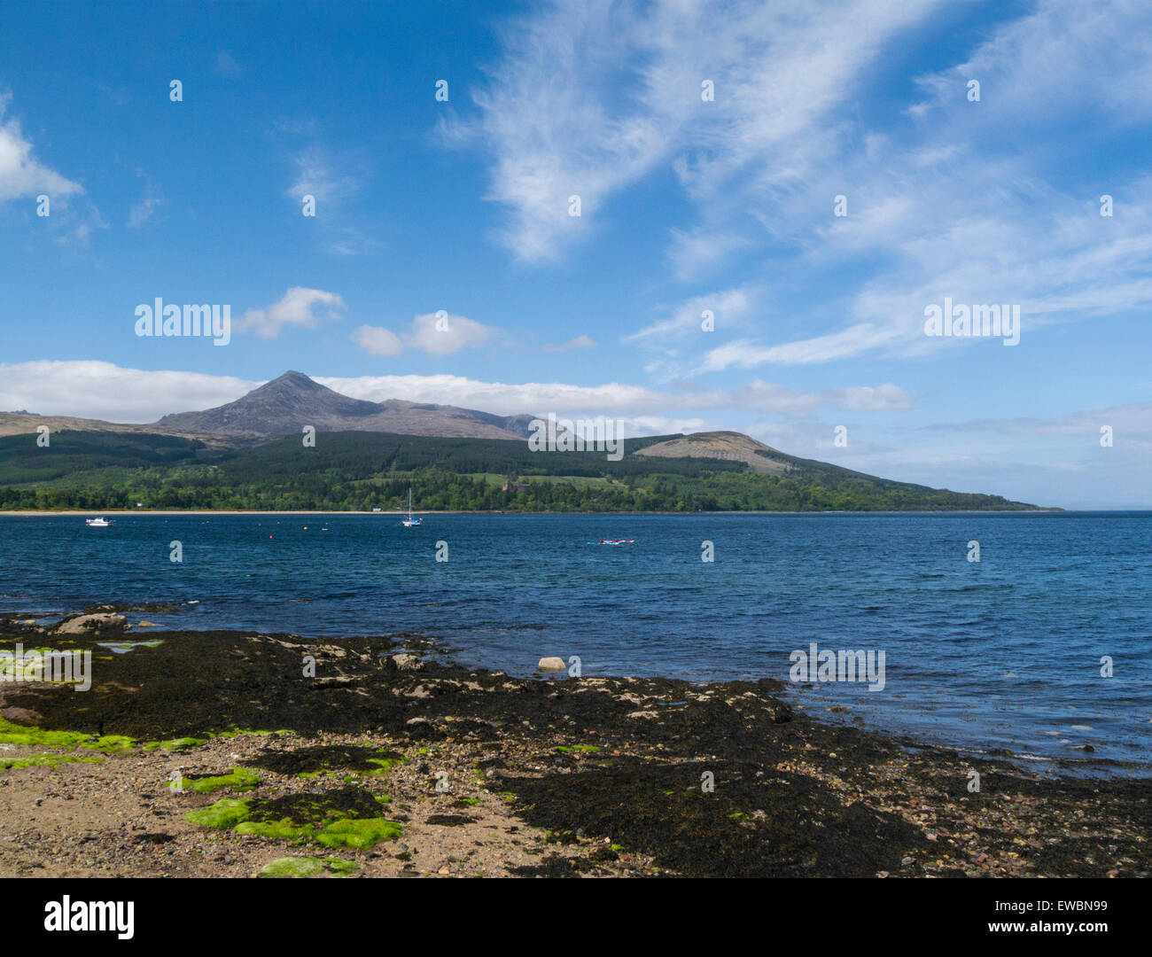 Vue sur la baie de Brodick dans le Firth of Clyde à Goatfell partie la plus haute de l'île d'Arran en Écosse sur un beau ciel bleu météo jour Mai Banque D'Images
