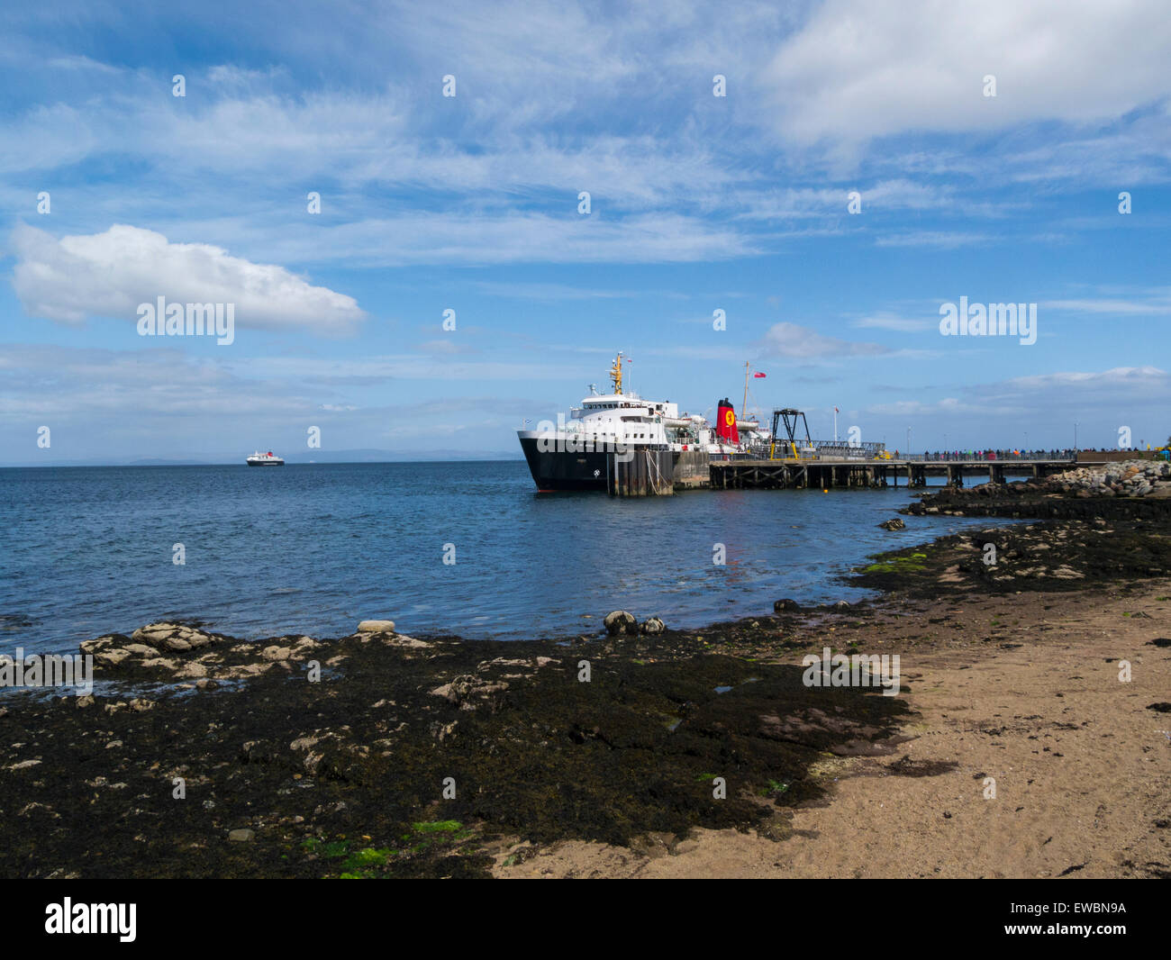 Isle of Arran ferry dans le port ferry Brodick Ecosse plus grand village sur Arran dans le Firth of Clyde sur beau ciel bleu météo premier mai arrêt touristique populaire Banque D'Images