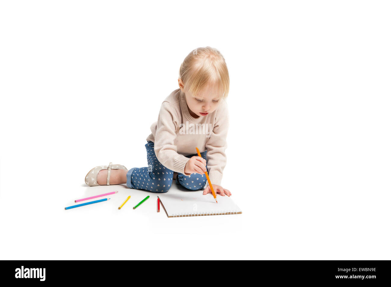 Cute little girl et le dessin avec des crayons de couleur Banque D'Images