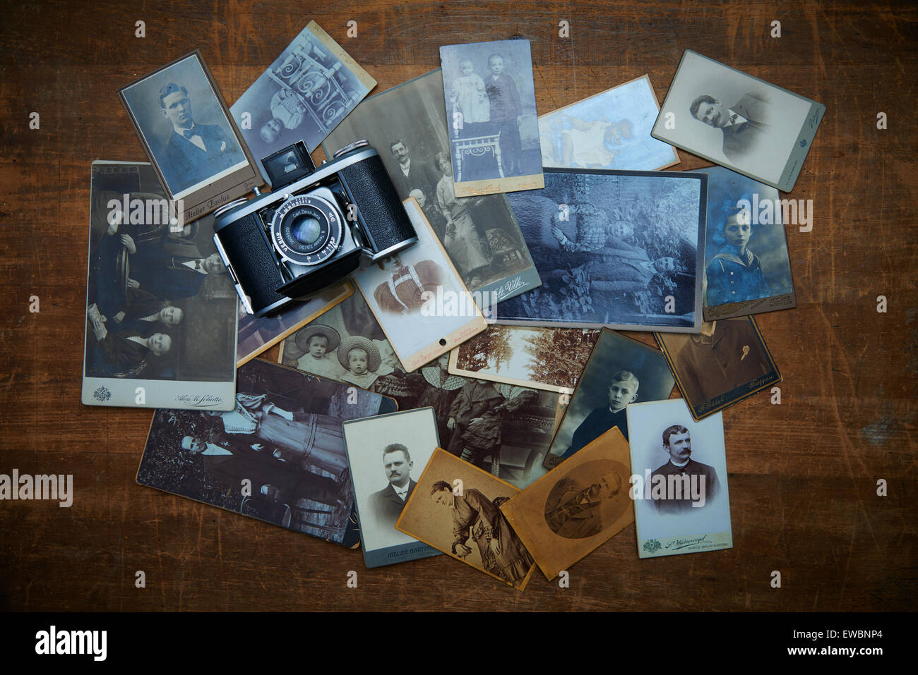 Old vintage retro camera film et photos en noir et blanc sur la vieille table en bois, des photos, des souvenirs Banque D'Images