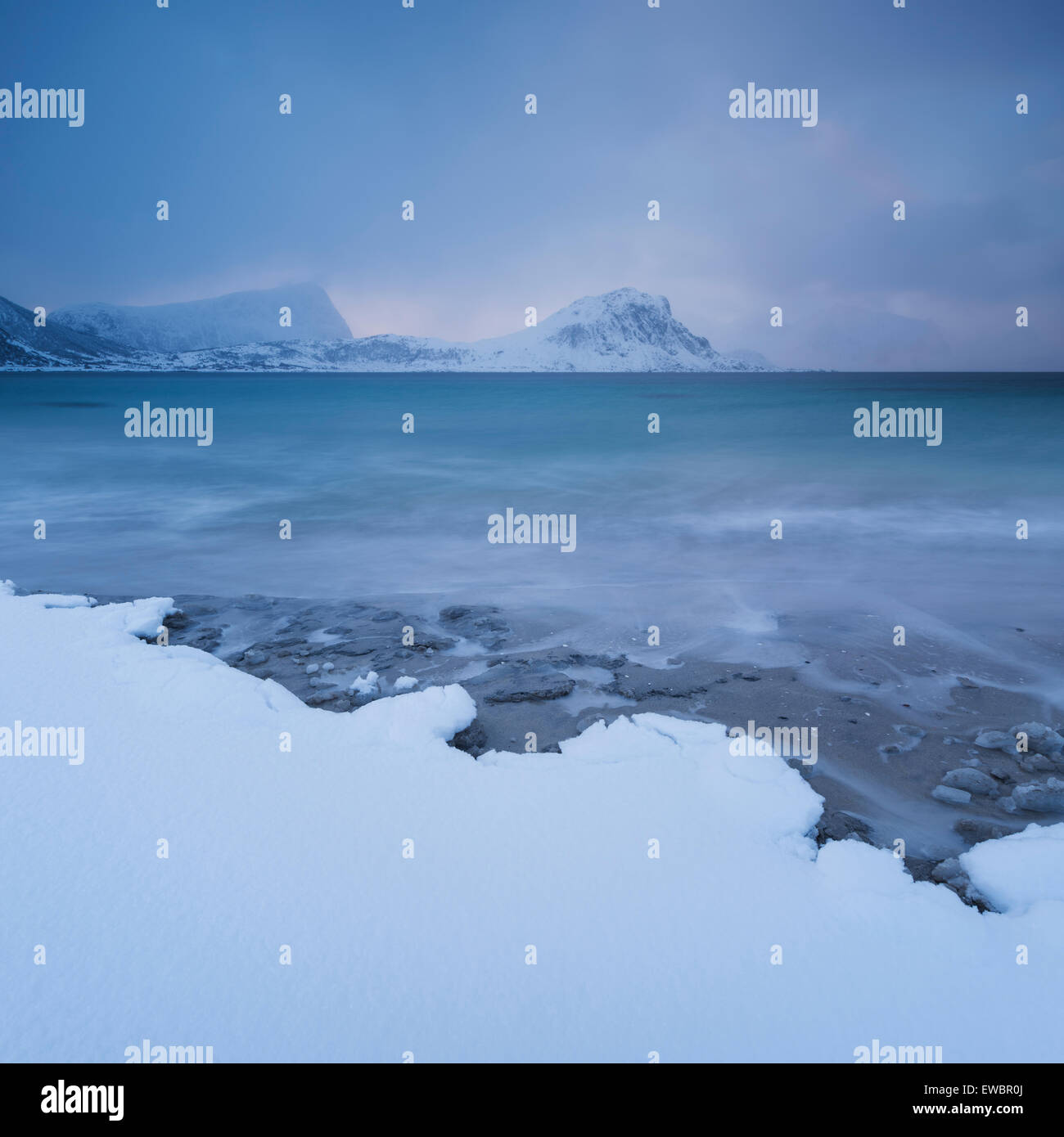 Plage Haukland couvertes de neige en hiver, Vestvågøy, îles Lofoten, Norvège Banque D'Images