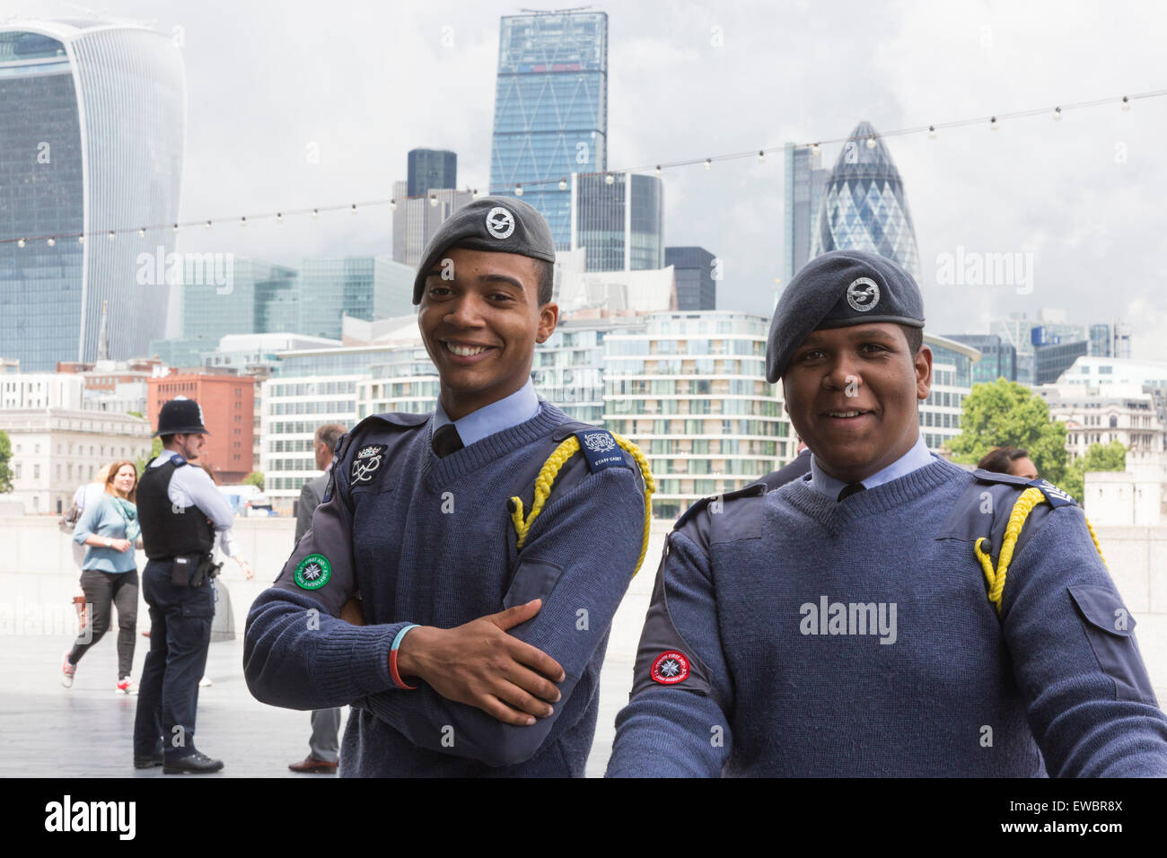 Londres, Royaume-Uni. 22 juin 2015. Les jeunes cadets de l'Armée royale avant l'événement. Boris Johnson, le maire de Londres, et les membres de l'Assemblée de Londres rejoint des forces armées britanniques pour une cérémonie de lever du drapeau à l'Hôtel de ville pour honorer le courage et l'engagement personnel de service passé et présent de l'avant de la Journée nationale des Forces armées. Credit : Nick Savage/Alamy Live News Banque D'Images