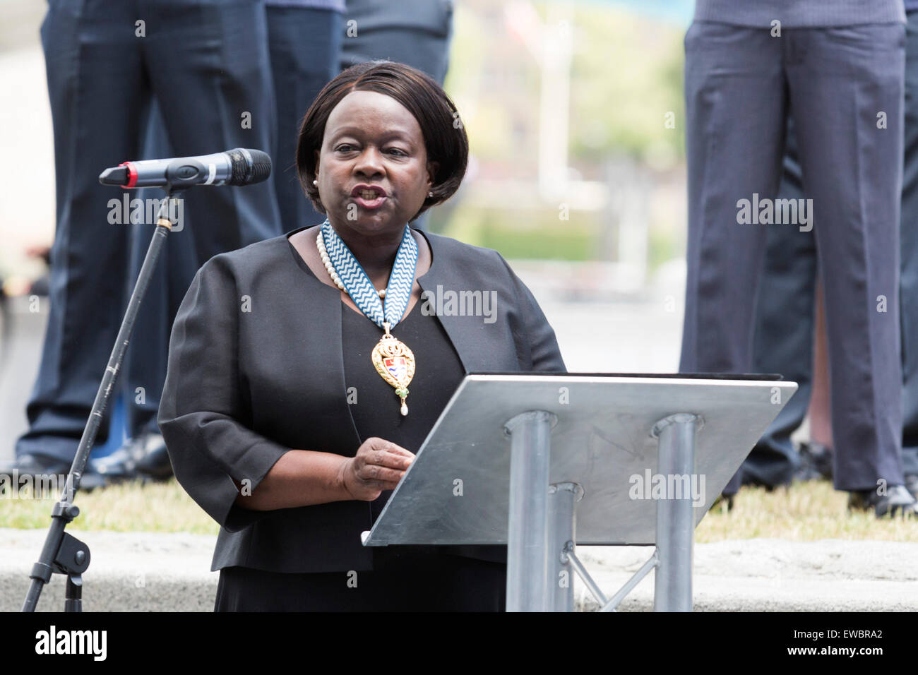 Londres, Royaume-Uni. 22 juin 2015. Sur la photo : Jennette Arnold OBE, président de l'Assemblée de Londres. Boris Johnson, le maire de Londres, et les membres de l'Assemblée de Londres rejoint des forces armées britanniques pour une cérémonie de lever du drapeau à l'Hôtel de ville pour honorer le courage et l'engagement personnel de service passé et présent de l'avant de la Journée nationale des Forces armées. Credit : Nick Savage/Alamy Live News Banque D'Images