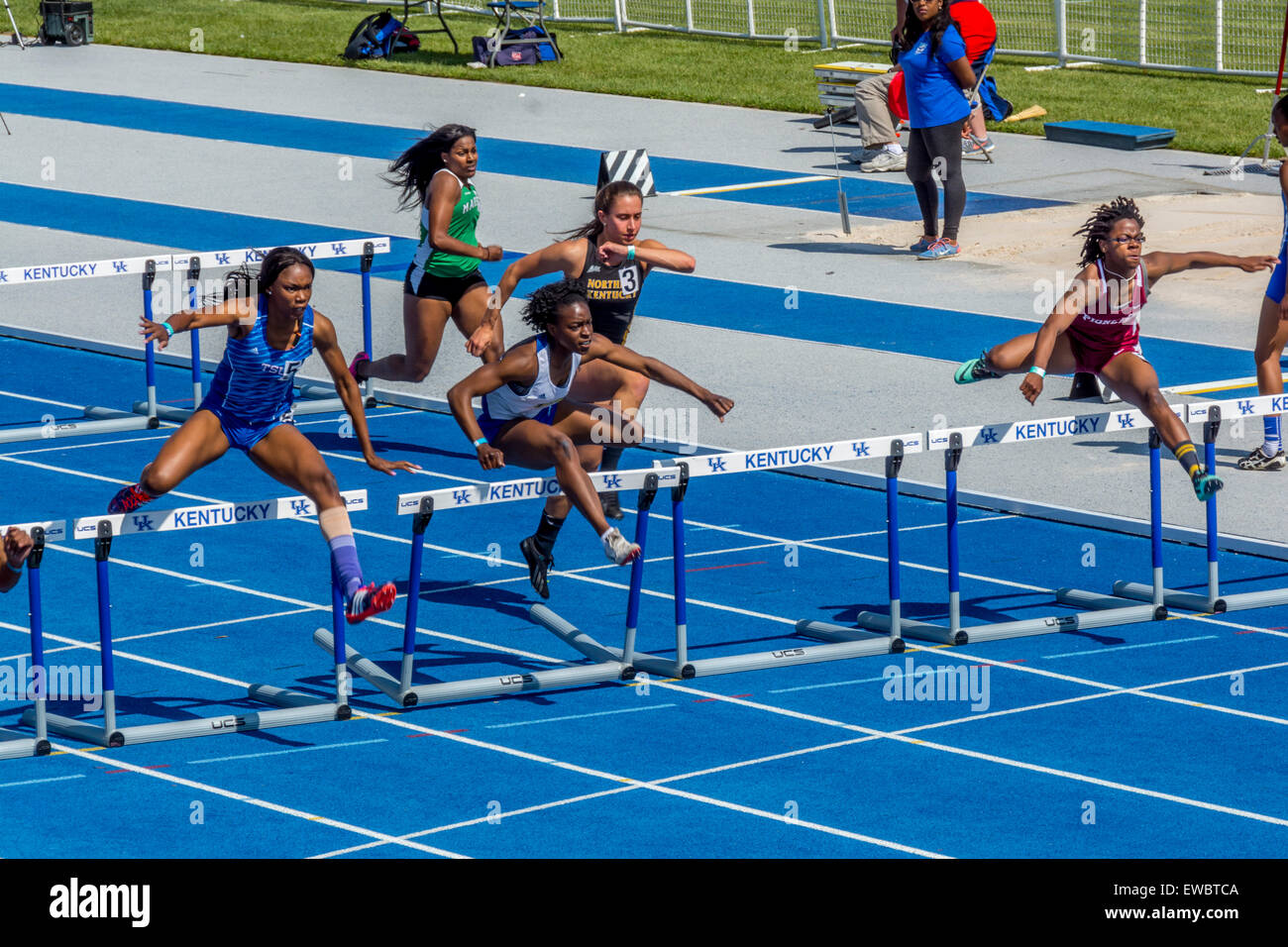 Obstacles pour les femmes à la Kentucky Relais. Cela a eu lieu à l'Université du Kentucky avec piste extérieure et concurrentiel sur le terrain Banque D'Images