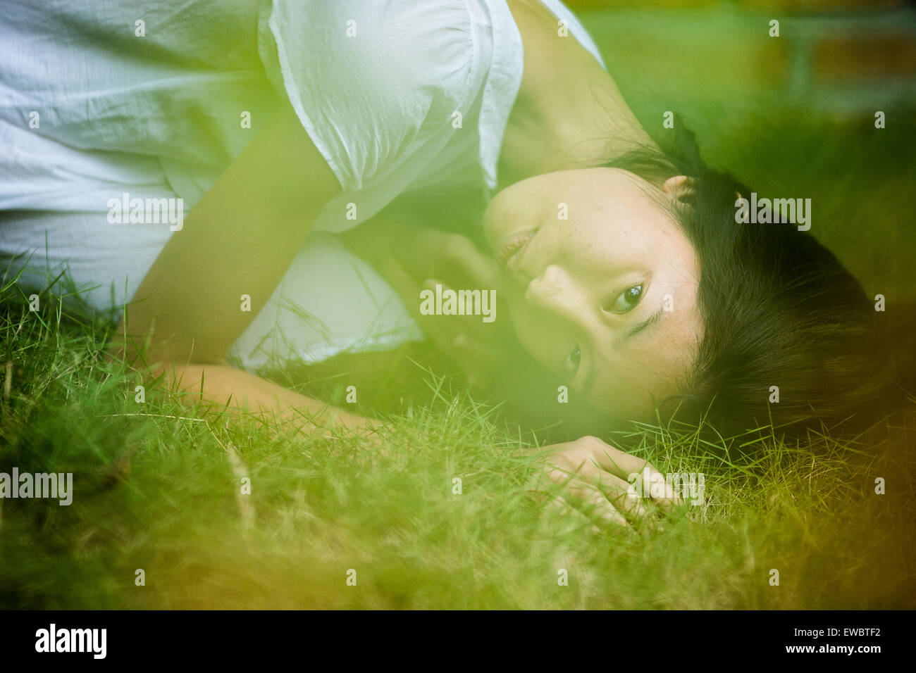 Un jeune, jolie femme asiatique dans un jardin à Hanoi, Vietnam. Banque D'Images