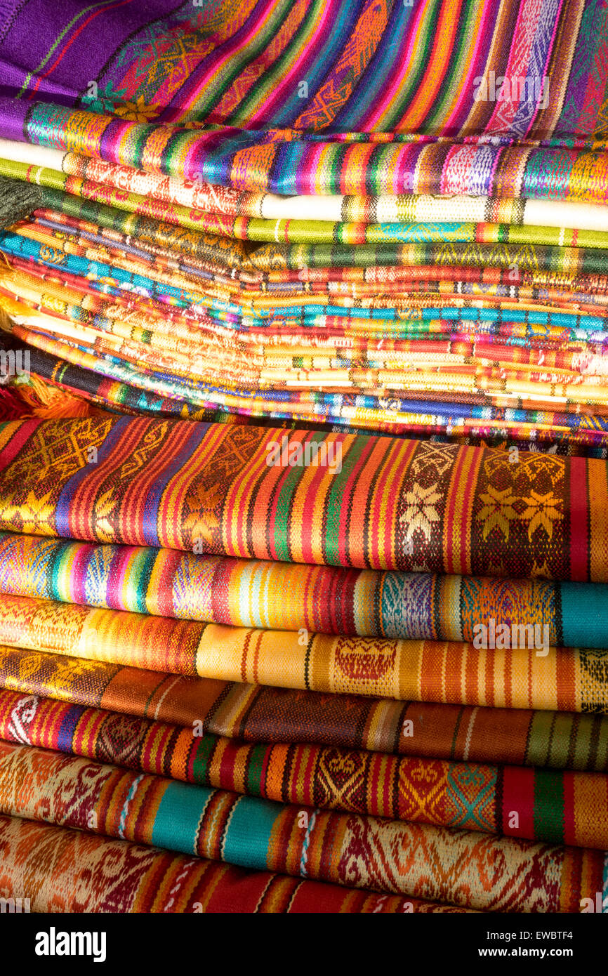Quechuan en couvertures colorés du marché d'Otavalo, Équateur. Banque D'Images
