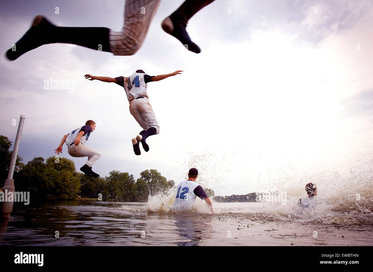 Les joueurs de baseball sauter dans la rivière Wisconsin après avoir gagné un championnat. Banque D'Images