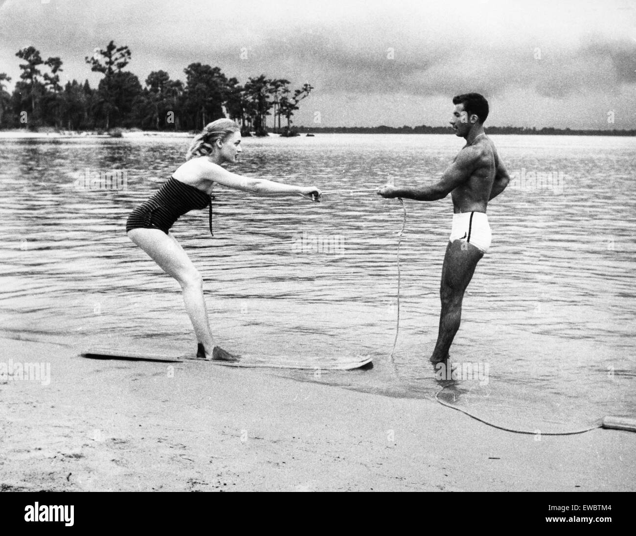Leçon de ski nautique sur la plage, 1957 Banque D'Images