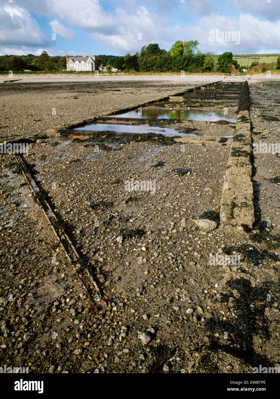 Vestiges de voies utilisées pour lancer des hydravions Catalina au cours de la DEUXIÈME GUERRE MONDIALE, Beaumaris, Anglesey, au nord du Pays de Galles, Royaume-Uni. Banque D'Images