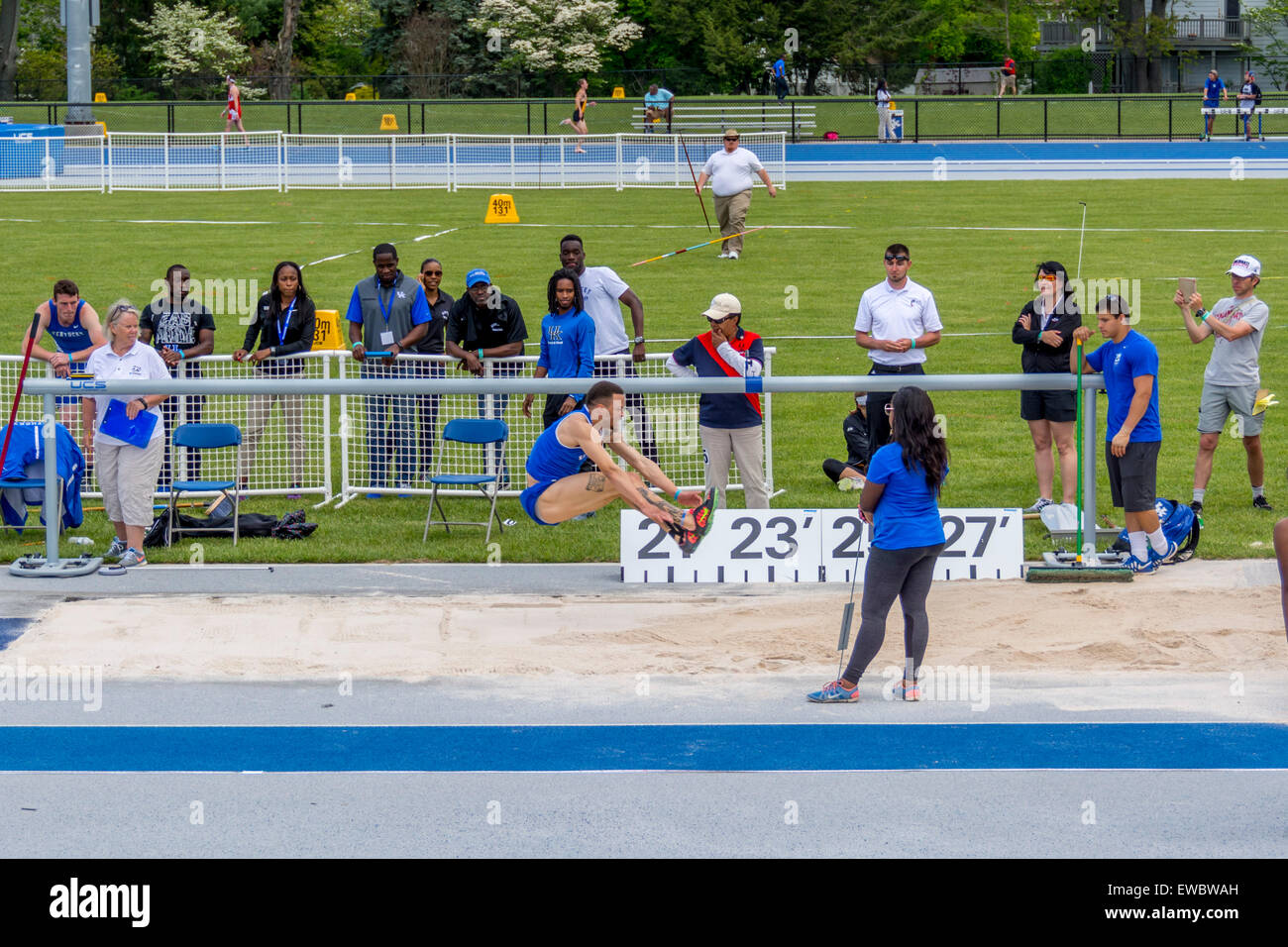 Saut en longueur pour les hommes à la Kentucky Relais. Cela a eu lieu à l'Université du Kentucky avec piste extérieure et concurrentiel sur le terrain Banque D'Images