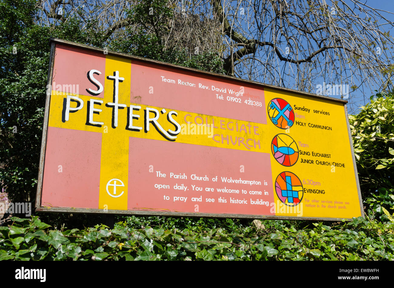 Signe de couleur vive pour St Peter's Collegiate Church dans le centre de Wolverhampton Banque D'Images