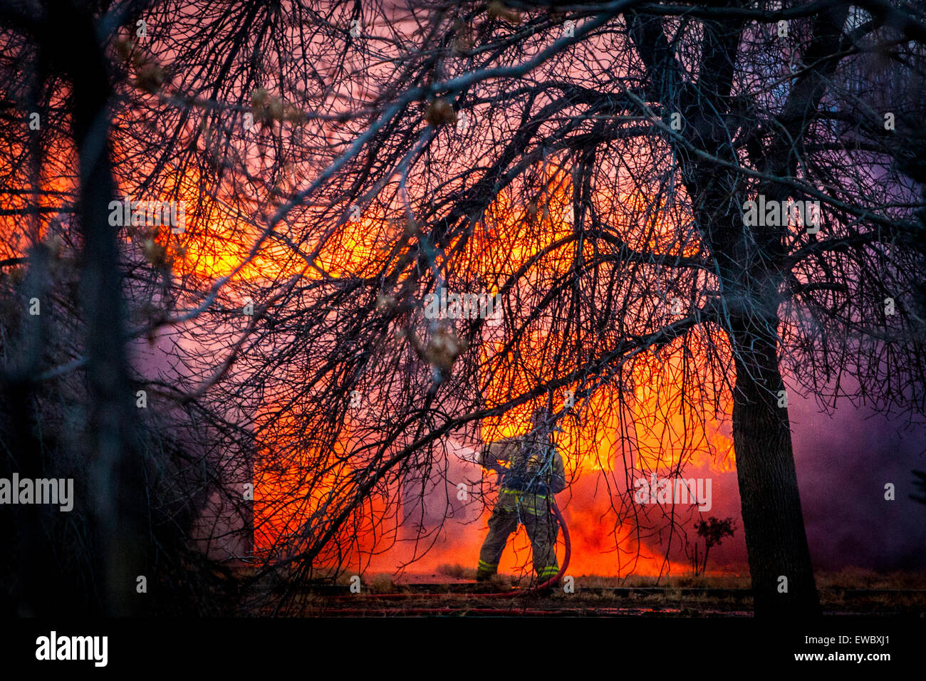 Bataille des pompiers l'incendie d'une maison dans la ville de Fernley Nevada Banque D'Images