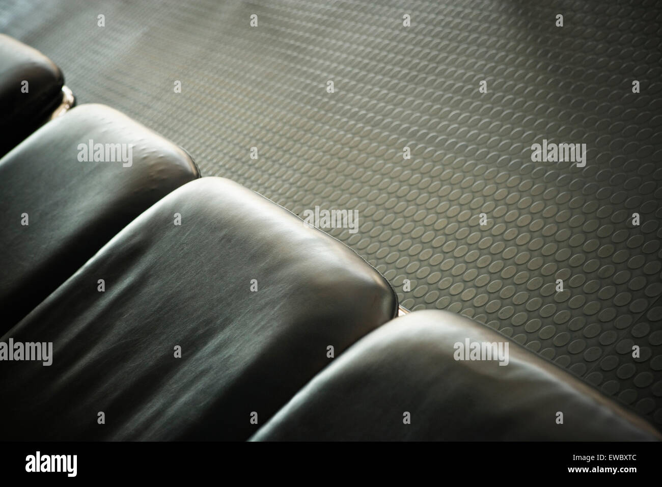 Close-up d'une rangée de coussins en cuir vide et marbre texturé. Banque D'Images