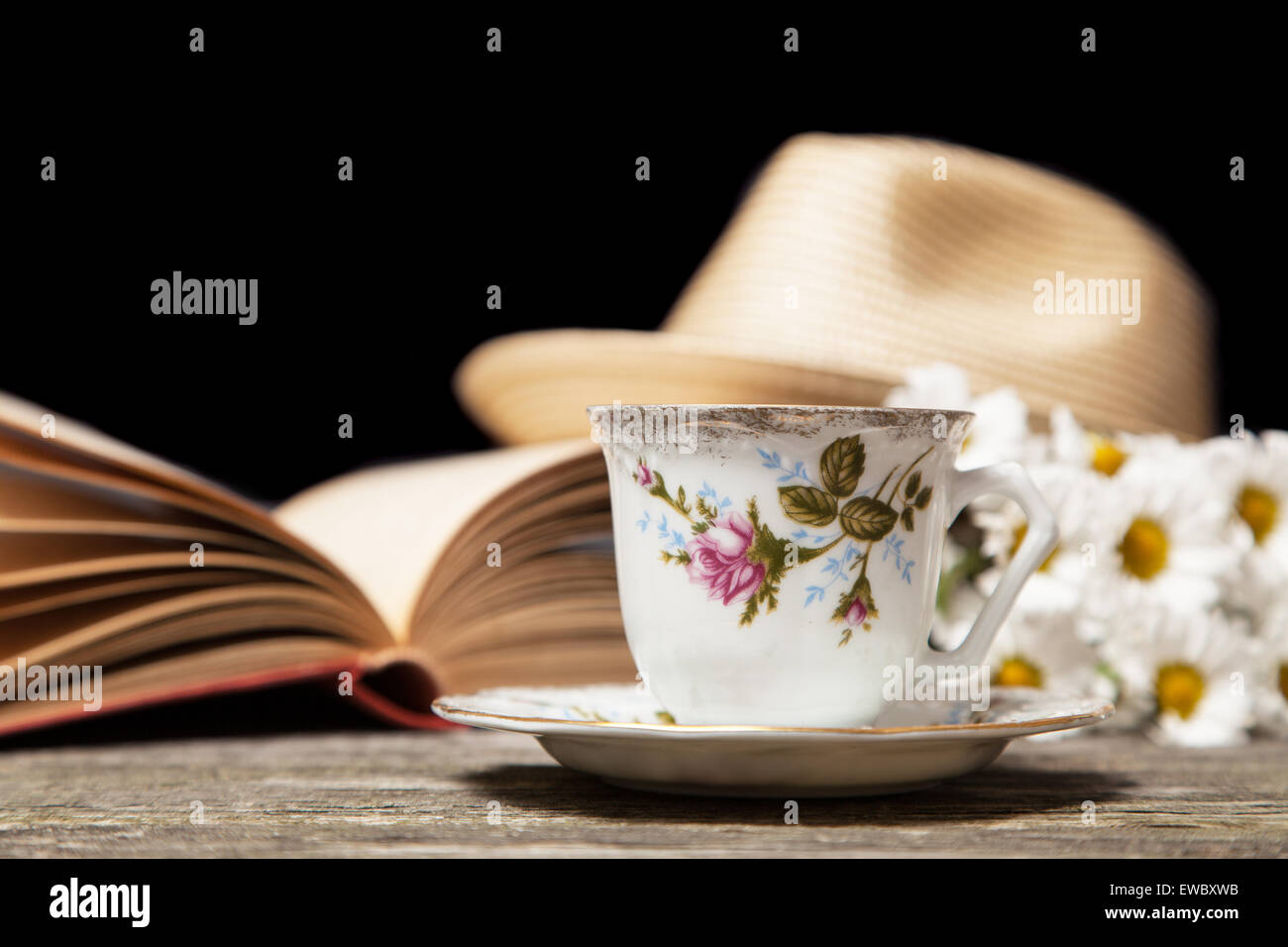 Le café, les marguerites et un livre Banque D'Images