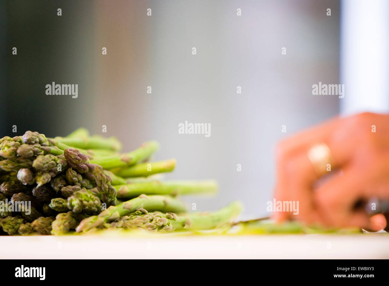 Couper les asperges en cuisine Banque D'Images