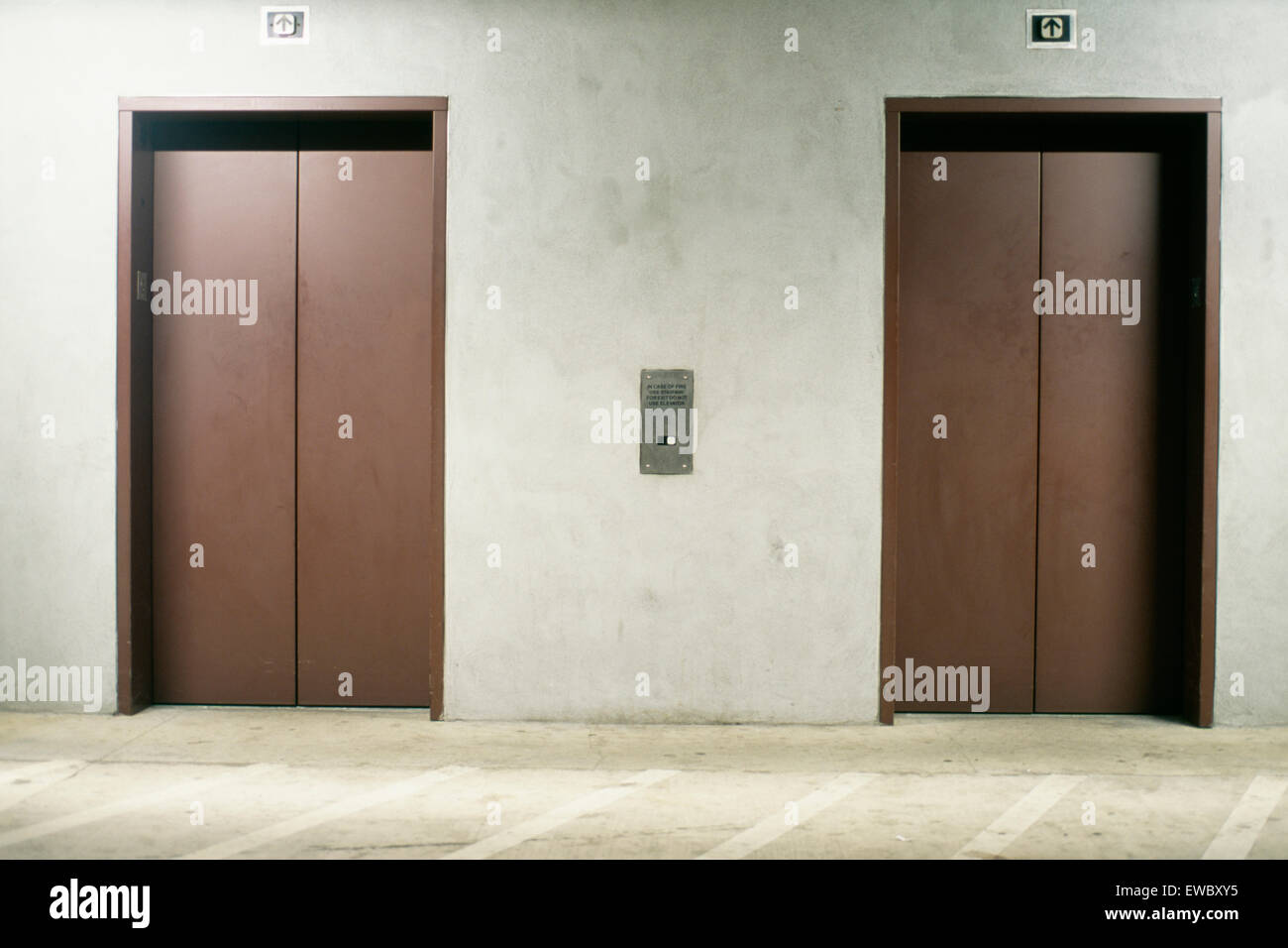 Vue de face de deux portes de l'ascenseur dans un parking souterrain, en Californie. Banque D'Images