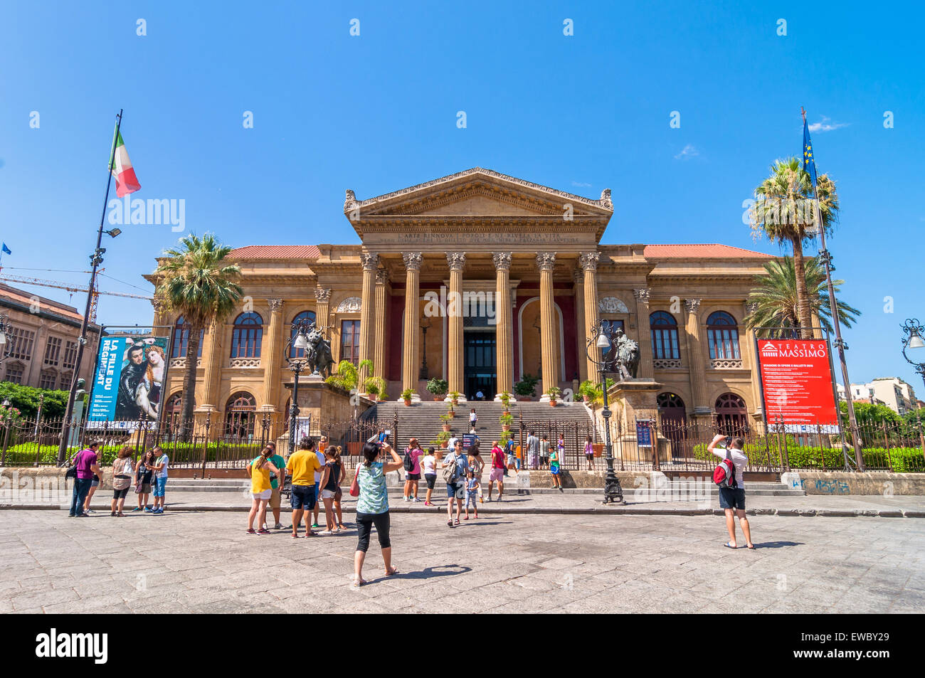 Palerme, Italie - 16 août 2014 : les touristes en face du célèbre opéra Teatro Massimo de Palerme, Sicile, Italie. Banque D'Images